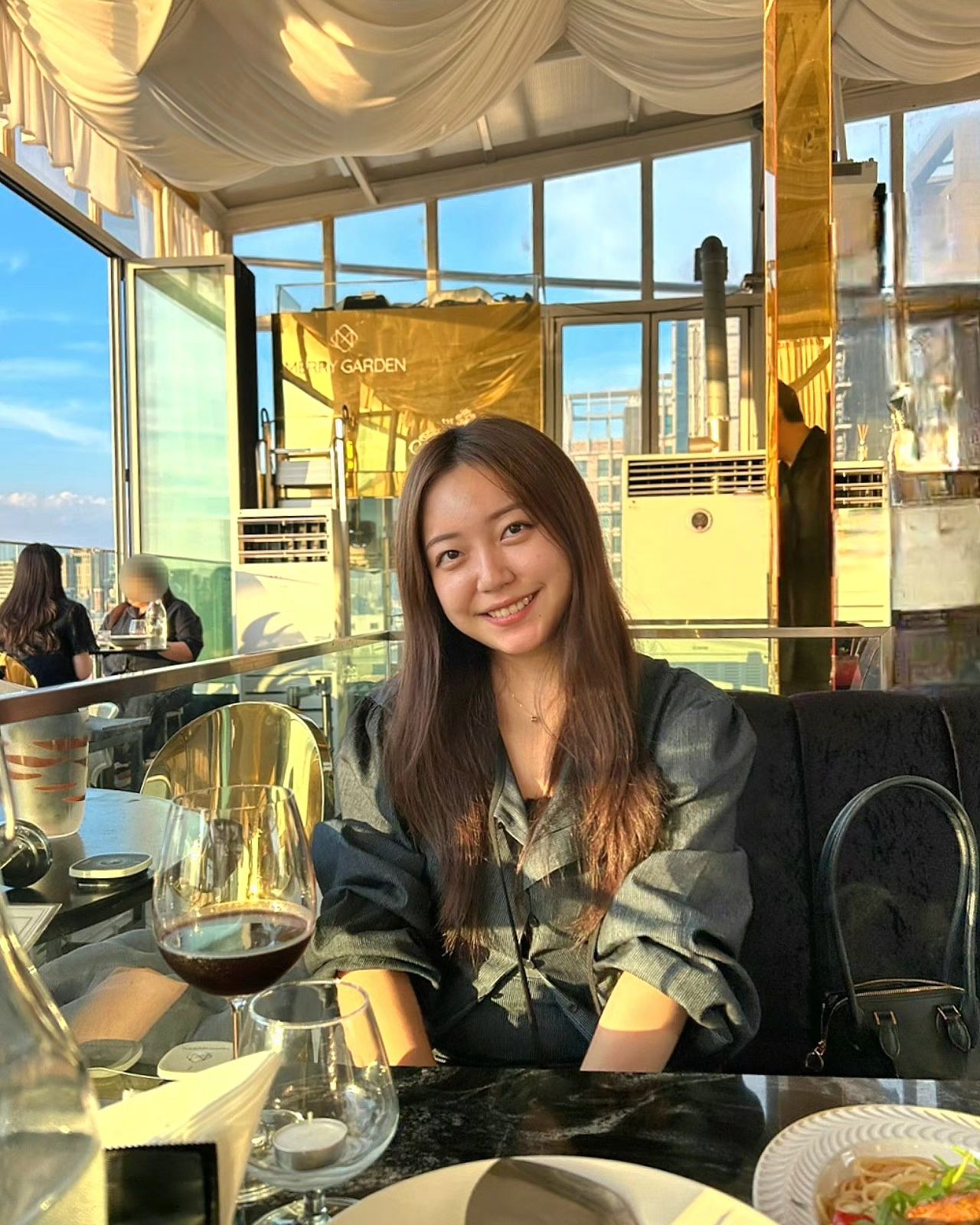 .
요새 '정말 열심히 지내고 있다'라고 얘기할 수 있을 정도로
나름의 환경에서 시간이 부족할 정도로 지내고 있다.
직장도 녹음도 노는 것도 하고 싶은 것도
그리고 연애도 하려고 말이다
그렇지만 가끔 번아웃이 올 때가 있다.
'내가 원하는 게 뭐였더라'
'내가 하고 싶은 게 뭐였더라'
'내가 해야 하는 게 뭐였더라'
'내가 추구하는 것은?'
이러다가 샛길로 빠질 때쯤 다시 돌아오게 하는 원동력 중 하나가 있다. 엄마랑 안부 연락을 하다 요새 내가 어떻게 지내는지 얘기를 하는데 그것을 과대포장한다던가 숨긴다거나
하는 '그' 일이 이건 내 스스로 당당하지 못한 일이기에
입도 뻥끗하지 않는다는 것을 말이다.
다행히 스스로 그걸 일찍이 알아차려 잘못된 걸 버리려는데
쉽게 버려지는게 있고 그렇지 못하는게 있더라
하지만 현명하니까 잘할 수 있을 거야
똑 부러지니까 잘 할 거야
그래서 말하려는 건 나 현명하다고
현명할 거라고 지혜로워야 한다고 그래야 하는데🫠