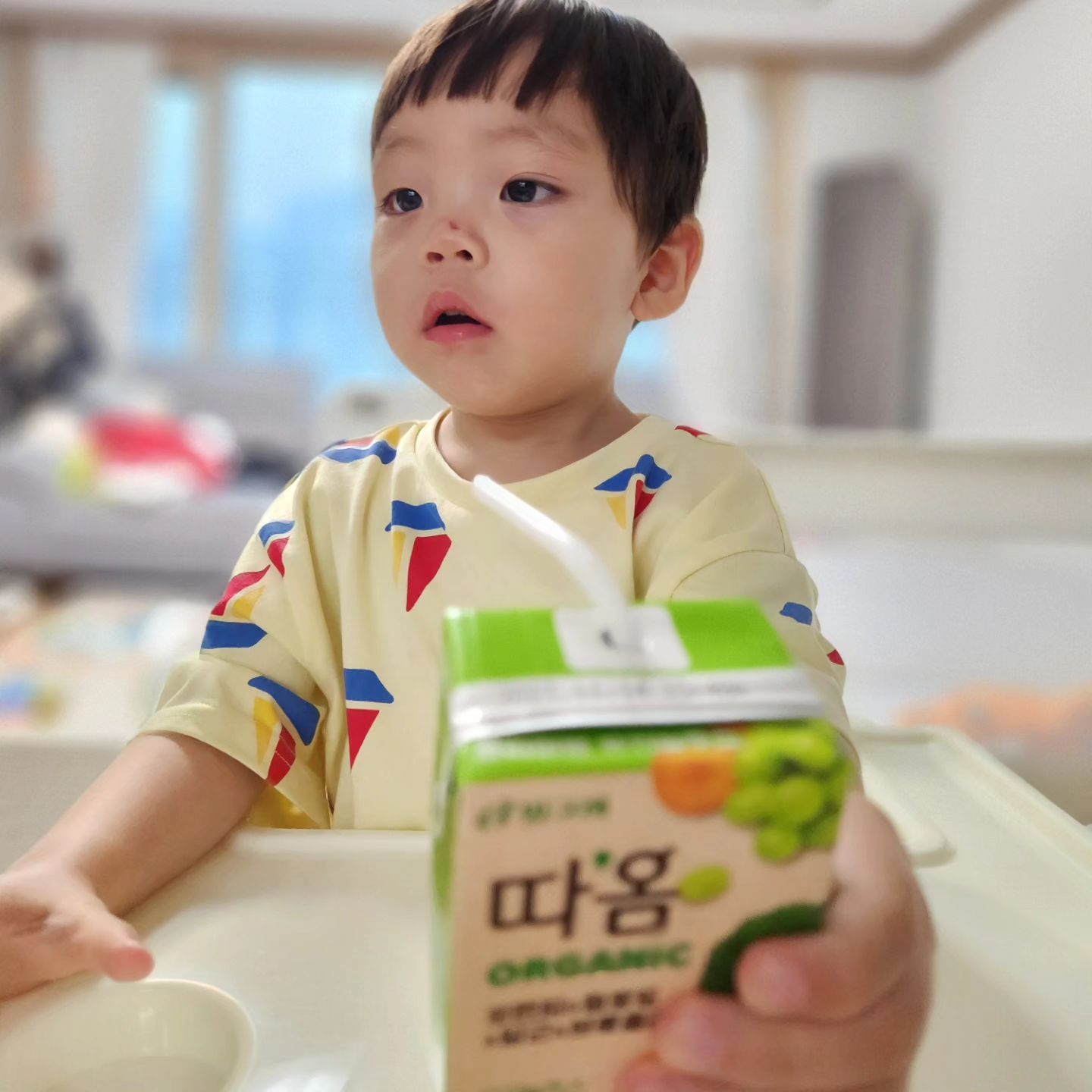 #협찬

우리 쑥쑥이가 다니는어린이집으로
#따옴오가닉유기농주스 선물🎁 보냈어요:)

친구들이랑 먹을건데 아무거나 먹일 수 없잖아요?
비타민C🍊도 듬뿍 들어있고
한 팩 쭈욱~ 다 마셔도 부담없는 맑은
따옴 오가닉 유기농주스🧃로 골랐어요.

HACCP인증과 유기가공식품인증을 받아 안전하고,
깨끗하고 몸에 좋~은 과일🍊🍎과 야채🥕🥦를
골라골라 담아 블렌딩한 프리미엄 유기농주스라
아이들이 안심하고 먹을 수 있어요!😊

어린이집 간식으로도 좋지만
집에서 온가족이 같이 먹어도 좋은
건강한 과채주스🧃예요.

선생님도 아이들과 맛있고 즐거운 
간식시간을 보내서 좋아하셨어요🩷

#빙그레 덕분에 아들 기살려주는 엄마가됐네요:)

#따옴 #오가닉주스 #유기농주스 #아기주스 #어린이집간식 #아기간식 #아기주스추천