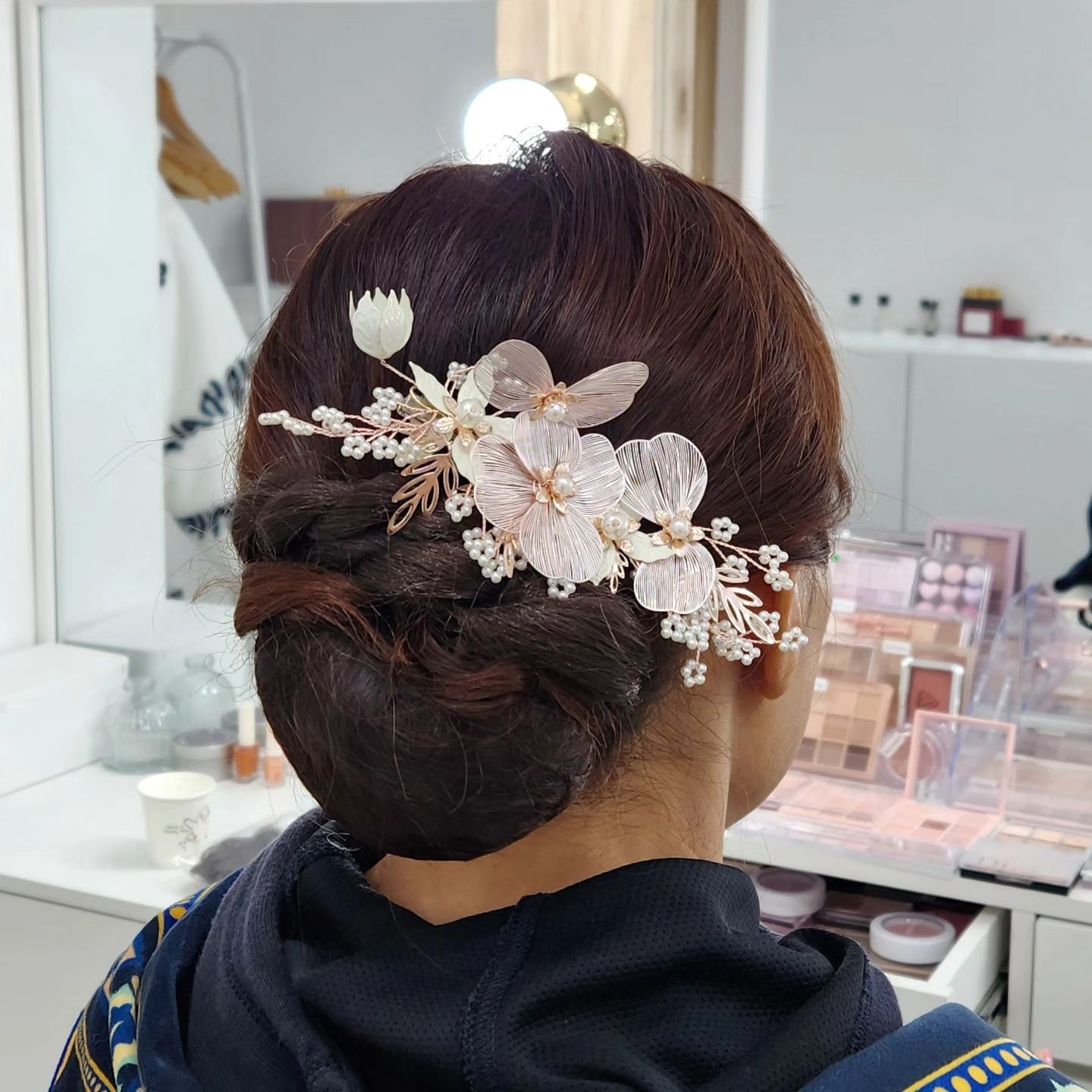 가져오신 가발과 악세서리로 업스타일🌿

모발이 얇으신 편이고 어깨 길이 헤어라면 씽 추가해야 이 정도 번이 나와요.
장발이신 분들은 가발 없이도 가능합니다✨️

헤어 악세서리 대여는 진행하지 않습니다. 가져오시면 꽂아드려요🙏

𝐼𝑟𝑎𝑒 이래

𝑇𝑜 𝑏𝑒 𝑚𝑒, 내가 되는 시간