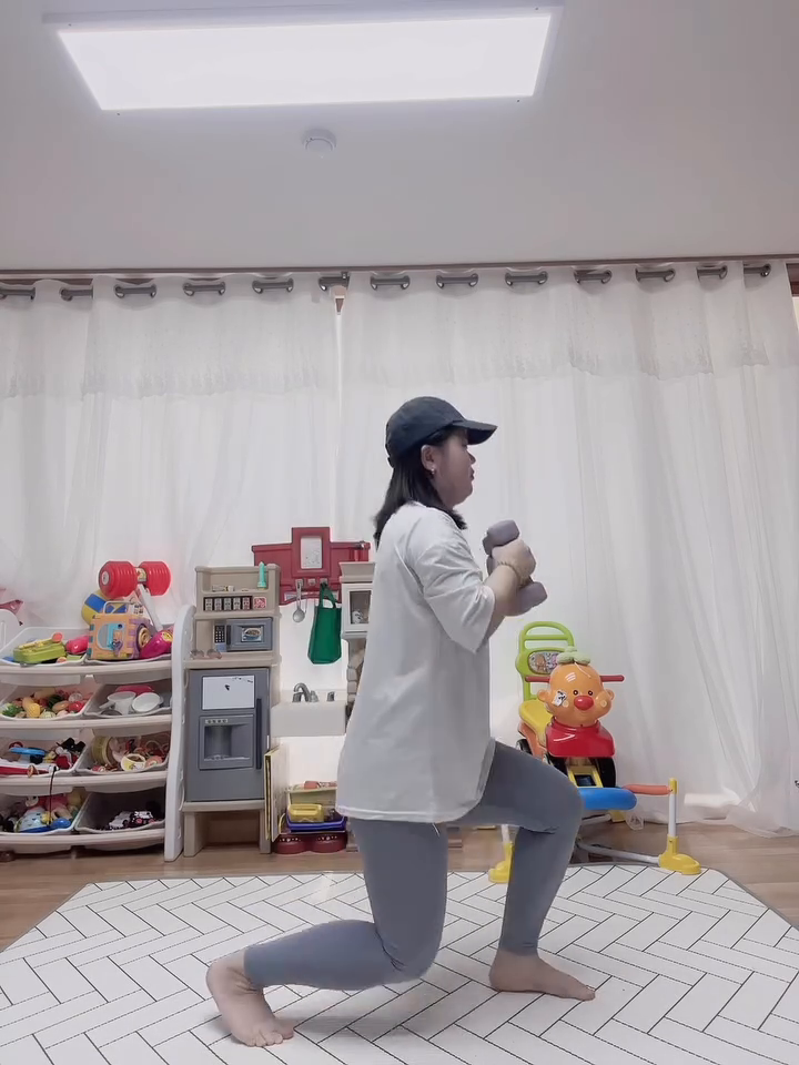 🔼 오늘은 이것만 🔼

몸의 균형과 민첩성을 길러주는
킥복싱 응용 동작이예요✨

와, 근데 이거 은근 어렵...
관절 약하신 분들 살살 하세요😂

저는 개당 2kg짜리 덤벨 들고 했더니
지금 팔이 없는 것 같아요ㅋㅋㅋㅋㅋ

팔은 일직선으로 쭉 뻗어주세요!!

한 쪽 50번씩 양 쪽 100번 하기🔥

#당근맘_틈새홈트 #오늘은이운동 #홈트어터
