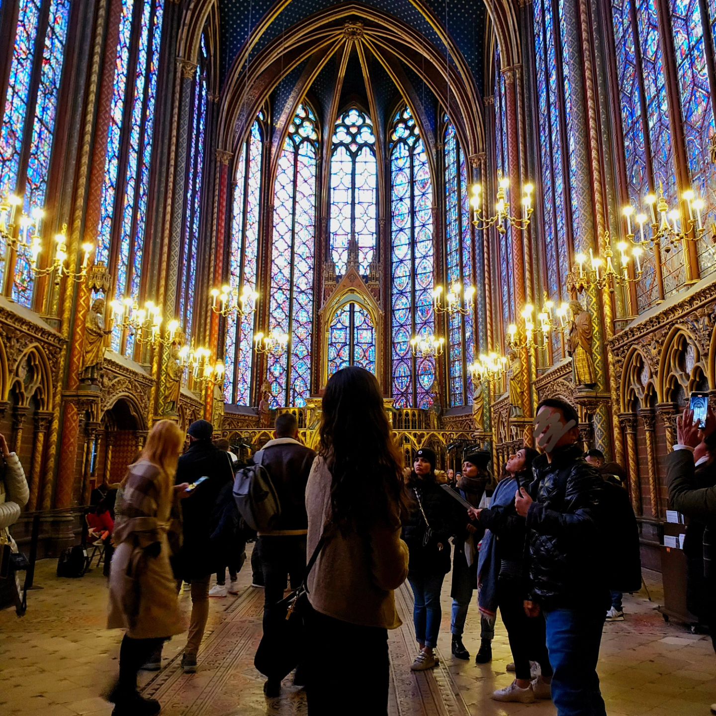 FRANCE PARIS 🇫🇷 
여섯번째 기록

마지막으로 꼭 가고 싶었던 Sainte-Chapelle!!!
가장 반짝이는 시간대로 꼭 방문해야지 했던
생트샤펠! 
계단을 올라가자마자 딱 눈에 들어오는 스테인드글라스는
넋놓고 바라보게 만드는 힘이 있었다.

그리고 그 옆엔 생트샤펠과 묶어서 티켓으로 팔길래 가봤는데
테블릿을 이용한 한국어 설명이 잘되었어서
재밌었던 Conciergerie

#특파원우여사_프랑스 #파리여행 #프랑스여행 #paris #France #travelphotography #travelling #traveler #travel #saintechapelle #conciergerie #stainedglass