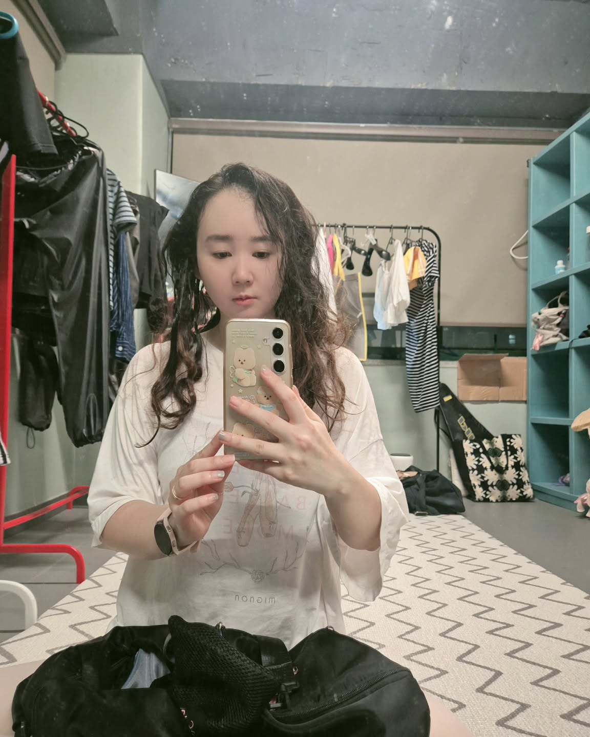문득 내가 발레를 꽤 좋아하는구나 싶어 끄적여보기!
취미발레를 시작한지 벌써 10년이 지났다.

매일 같이 가지도 않고 집착하지도 않지만 어쨌든 꾸준히 하고 있다는 것에 놀라는 중. 

나는 끈기가 없는 사람이라 뭘 오랫동안 하지 못하는데 중간 중간에 쉬긴 했지만 그래도 지금까지 발레를 꾸역꾸역 하고 있는 거 보면 정말 좋아하긴 하나보다. 

운동이 너무 싫어서 재밌는 운동, 시간 맞는 운동을 찾았는데 그게 발레였다. 피겨스케이팅 시간이 맞았더라면 오히려 발레를 안했을지도 모르겠지만 그래도 지금은 피겨보다 더 매력적으로 느껴진다. 
매번 같은 동작들의 반복이지만 매번 다른 느낌으로 다가온다. 

발레복도 너무 비싸고 살도 너무 마니 쪄서 그냥 거지처럼(?) 하고 다니지만 그래도 발레 동작 하나 하나 깨달음이 올때마다 카타르시스 같은 걸 느낀다. 

근데 왜 발레 가는 건 귀찮은 걸까?! ㅋㅋ 

가면 너무 재밌는데 가기는 귀찮은 이상한 마음😂