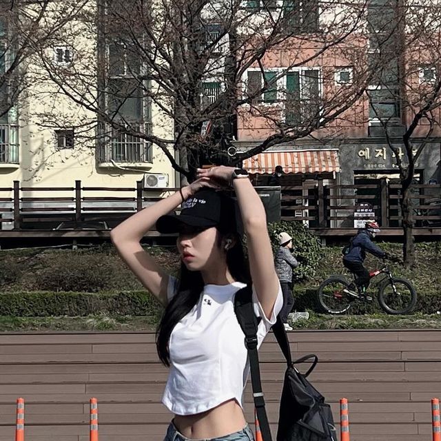  유진 on Instagram: "#협찬 @code_graphy 

바쁘다 바빠 현대사회지만요
완내스 옷 선물 받았으니까 힘내볼게요

#코드그라피 #codegraphy #cgp"