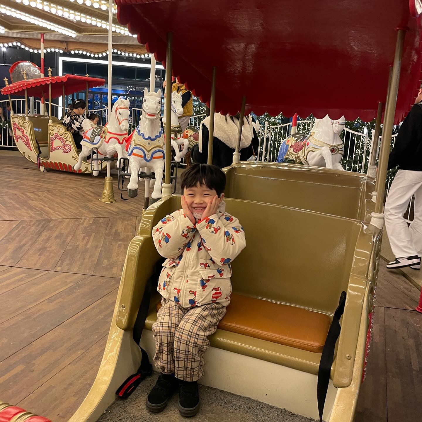 #20240105
세번째 영업점 오픈 준비로 바쁜 남편얼굴을 일주일에 두시간 볼까말까했었는데, 비록 나는 괜잖(?)지만 아빠바보인 률이가 
대뜸 아빠가 보고싶다고 서럽게 울질않나 미술학원에서 아빠차타고 아빠회사에 가는 그림도 그려오고.. 온통 아빠생각이길래
오픈하는날 버스타고 몰래 가서 놀래켜주기로해놓고 엄한데서 시간이랑 체력 을 다 쏟았다 😂
너무 늦은시간에 가서 정작 아빠얼굴은 10분보고 왔다네!!!
아빠랑 있을거라고 엄마는 먼저 가라거하고ㅎㅎ..배신자내새끼

#오픈축하🫶🏻 돈쭐나자!!!!💰💰💰
#송리단길맥주 는 ⬇️ 
by_the_lake_2018 🍻
yasimzak2022 🍹
네이버에 “민생시장” 🍗