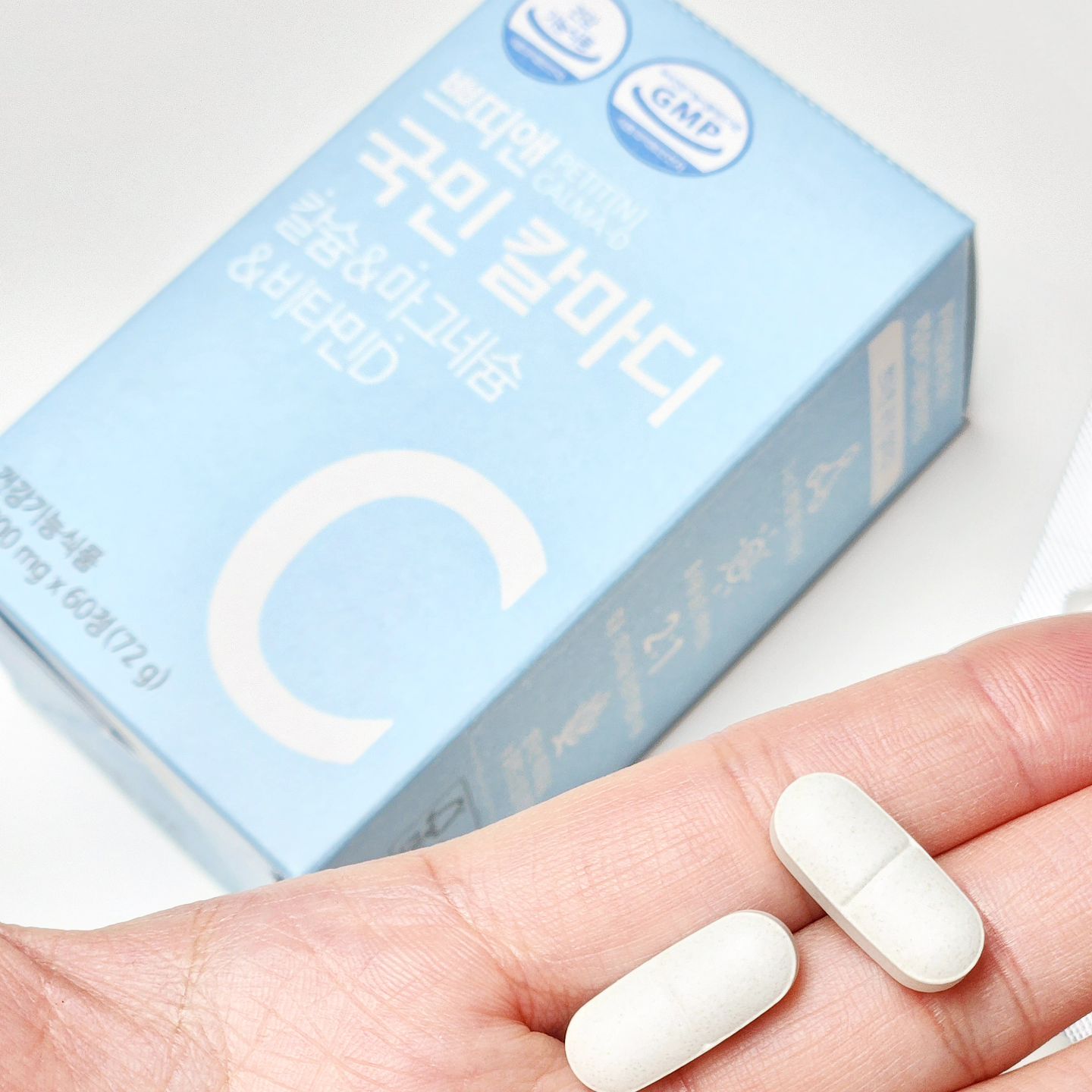 #협찬 💊쁘띠앤_국민칼마디

요즘 건기식에 푹 빠진 사람 저요
특히 마그네슘이 필요한 사람,,,입니다

요 쁘띠앤은 하루 2정으로 칼슘+마그네슘+비타민D 3 in 1💊!!!!!
칼슘과 마그네슘을 2:1로 배합
+건조효모 비타민D3라서 높은 흡수율을 가졌어요

그리고 영국산 해조칼슘과 네덜란드산 유청칼슘이라서 위장에도 부담 NO!
무엇보다 통이 아니라 여기저기 들고 다니기도 좋아서 챙겨먹기 좋더라구요

칼마디 섭취가 필요하신 분들,
뼈건강과 면역력에 관심 있으시다면 요 쁘띠앤 국민칼마디 어떠신가영
-
📌#ye또먹_건기식 #ye또먹_협찬 
#쁘띠앤 #국민칼마디 #칼마디 #칼슘 #마그네슘 #비타민D #칼마디추천 #임산부영양제 #영양제추천 #건기식 #건강기능식품