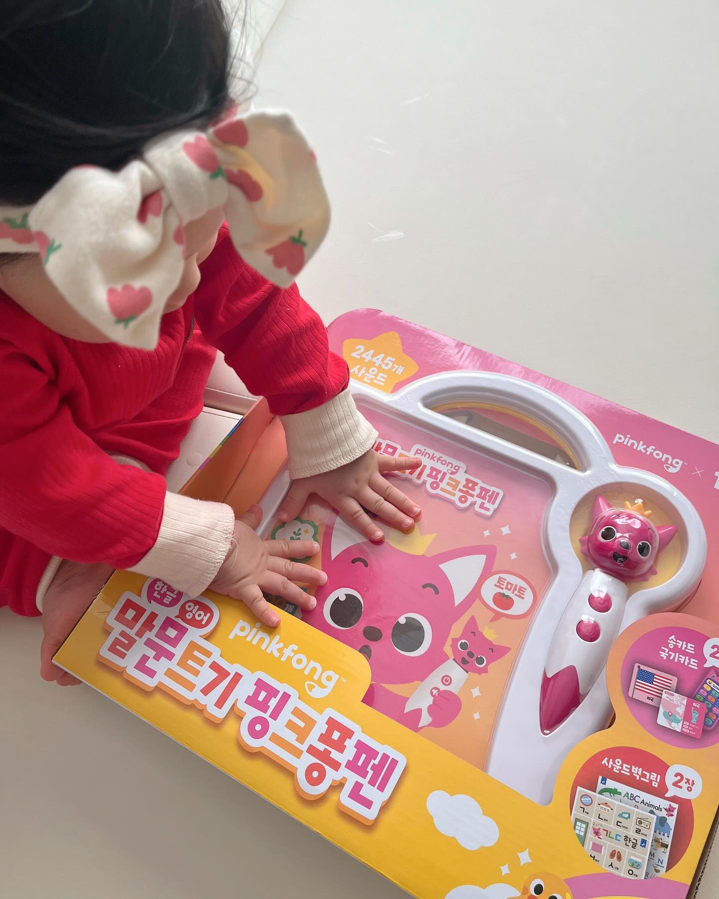 •
메리 클쮸마쮸 선물 🎁

외할미가 핑쿠퐁펜을 선물해주셨더여 ო͈̮
첨엔 낯설어하더니 점점 이것저것 찍어보는데
흥미있어하네요 ❕

핑크퐁덕분에 엄마의 자유시간도 늘어났으면…˘̴͈́ꈊ˘̴͈́

•
•
#핑크퐁펜 #내돈내산 #아기선물