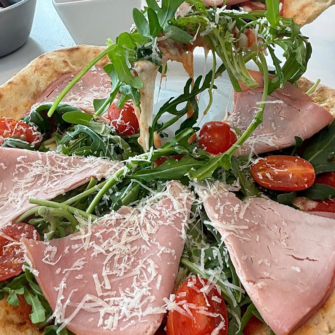 송도현대프리미엄아울렛 '송현아' 맛집 #테라코타

송현아에서 쇼핑하다가 배고플때, 데이트할때 가기좋은 테라코타입니다. 트리플스트리트, 송현아와 가깝습니다. 

테라코타는 평일 런치에 10%할인도 하니 평일 점심에 가도 너무 좋을 것 같아요. 샐러드, 파스타, 리조또, 화덕피자, 스테이크 등 없는게 없는 레스토랑입니다. 게다가 와인콜키지 무료까지 가능하니 와인 좋아하시는 분들에겐 이만한게 없죠~ 

센스있는 인테리어를 구경하며 기다리다보면 식전빵이 나오는데요.  특이하게 군고구마가 같이 나오더라구요 ㅋㅋㅋ 저같은 고구마덕후는 대환영~! 2월 화,수,목에 하는 고구마 증정 이벤트라고해요. 

저희는 #뻬세파스타 #잠봉루꼴라피자 #패션후르츠에이드 주문해봤습니다. 

우선 에이드는 수제청을 직접 만들어서 사용하셔서 그런지 정말 찐하고 적당히 달고 너무 맛있더라구요. 

뻬세파스타는 뚝배기에 나옵니다. 모듬해산물과 토마토소스가 어우러져 지글지글 끓면서 나오는데요. 느끼하지않고 해산물도 많아서 좋더라구요. 

잠봉루꼴라피자는 신선한 루꼴라와 잠봉햄, 대추방울토마토가 올라가서 함께 먹으면 조화가 좋더라구요. 화덕피자라그런지 빵 끝까지 쫄깃하고 맛있게 먹을 수 있습니다. 

오랜만에 이탈리안음식을 먹어서 그런지 너무 맛있었어요~~ 특히 화덕피자 맛집 찾기가 힘든데! 요기 추천입니다~~~~ :) 다들 고구마 받으실겸 2월에 방문해보세요!