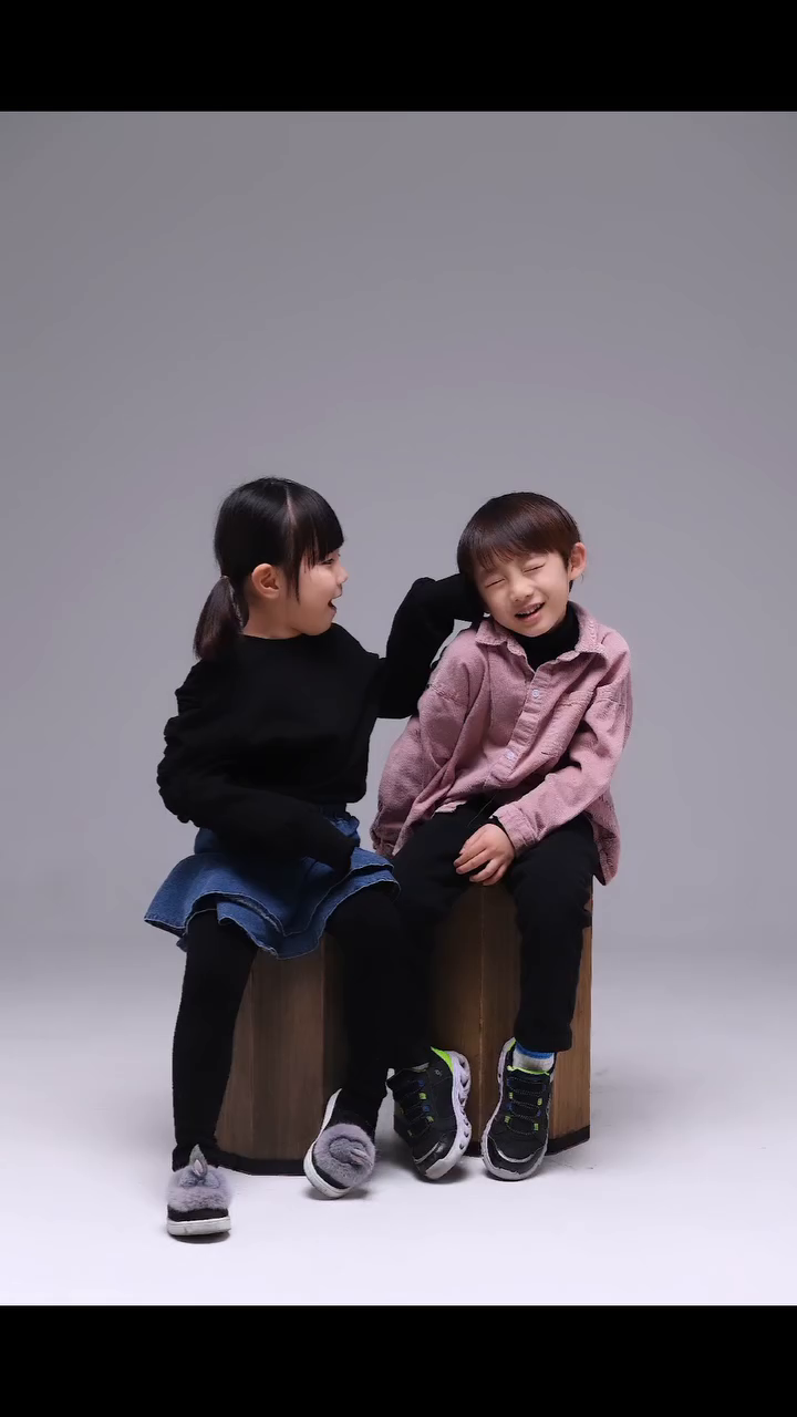 우리 제법 잘어울리나요~?🥰

몇달만에 만나서 이렇게 좋을 수 있을까???싶게
서로 부쩍 친해진 다율이랑 은후~~

1년 전쯤 ??? 학원에서 만난 은후는
홍길동 처럼.동해 번쩍 서해 번쩍~이였고
서로 각자 놀기 바빴거든요.

몇 달만에 만난 은후는 
아주 멋진 훈남 교회 오빠가 되었더라고요.

다율이는 오랜만에 만난 오빠가 멋있었나봐요😂

수줍어 하며 귀엽게...
《은후오빠 왤케 멋져 졌어???🥰》라며
엄마한테 귓속말로 
《쉿~! 비밀이야.엄마만 알고 있어~~~~🤫》
라며 비밀고백을 ...

다율이의 표정과 말투가 
너무 귀여워서 아직도 생생하네요~^^

지금도 은후오빠가 어디가 멋있어? 물어보니
전부다~! 은후오빠 멋있어 졌어~^^ 그러면서
배시시 웃는 다율이 입니다🫠🫠🫠

이날의 은후와 다율이의 우정컨셉촬영 은 2시간 가까이 
시간 가는줄 모르고 엄마들도 재미있는 시간이였답니다🙂

바쁜시간 쪼개서 예쁜 촬영 해주신 작가님
maryelinstudio
먼걸음 연차내서 만나러 와주신 소중한 인연 은후맘과 은후
eunhoo.star
항상 고마운 마음 간직할게요 🫶🫶🫶💕

✒️ 작고 소중한 귀요미들의 한 페이지 기록

#키즈모델#아역모델#아역배우#마리엘린스튜디오
#마리엘린#퍼스트액터스#아역연기학원#남양주사진관
#아역프로필#남양주가족사진#다산사진관#다산가족사진#아역캐스팅디렉터#신입개발팀#남양주스냅사진#데이트스냅촬영 #우정스냅촬영#우정컨셉#키즈모델이다율#키즈모델황은후#아동복모델#장난감모델#밝은에너지#우정사진촬영 #다산신도시#현대프리미어캠퍼스몰#현대프리미엄아울렛스페이스원#아역홍보모델#아역광고모델#korean_kids