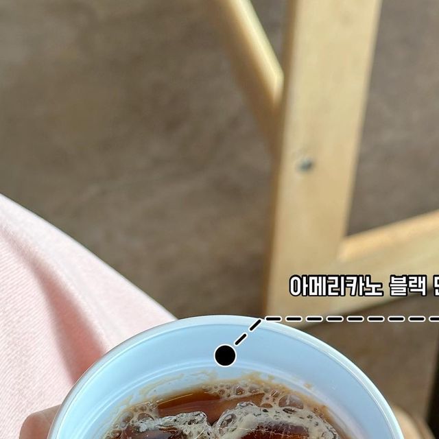 ෆ on Instagram: "#광고 #협찬 혹시 저처럼 민초파이신분🙋🏻‍♀️💜 완전 입맛에 딱 맞는 커피를 받았는데 첨엔 아니 이게 어울리려나? 싶었다가 한 입 먹어보니까 이게되네..? 싶은 그런