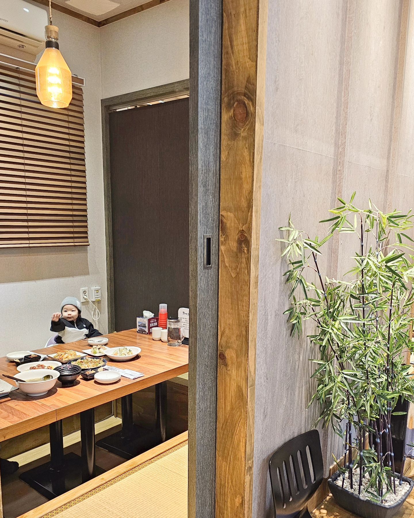#협찬 아기데리고 가기 좋은 룸 맛집
포항 장성동 어웨이 횟집🍣

이번에 진짜 모임하기 좋은 곳.ᐟ
데이트 하기 좋은 곳을 찾았어요.ᐟ
깔끔한 룸들이 있는 포항 장성 어웨이횟집이에요:)

신축 건물이라 깨끗하고 주차공간도 넉넉.ᐟ
룸도 바닥이 뜷려있는 다리가 편한 좌식이고
음식도 재료가 신선하고 맛있고
가족끼리 오붓하게 식사하기에 너무 좋더라구요❤︎

회가 아주 신선하고 찬들이 하나같이 맛있었어요!
비린내도 안나고 플레이팅 예술.ᐟ

횟집엔 아기가 먹을게 없을까봐 걱정했는데
하렴이도 생선구이와 미역국, 튀김으로 
맛있게 식사를 즐겼어요 :)

[ 어웨이횟집 ]
📍경북 포항시 북구 새천년대로 1306
📍매주 수요일 정기휴무
📍Open 11:00 - Closed 22:00
  Break Time 15:00-16:00