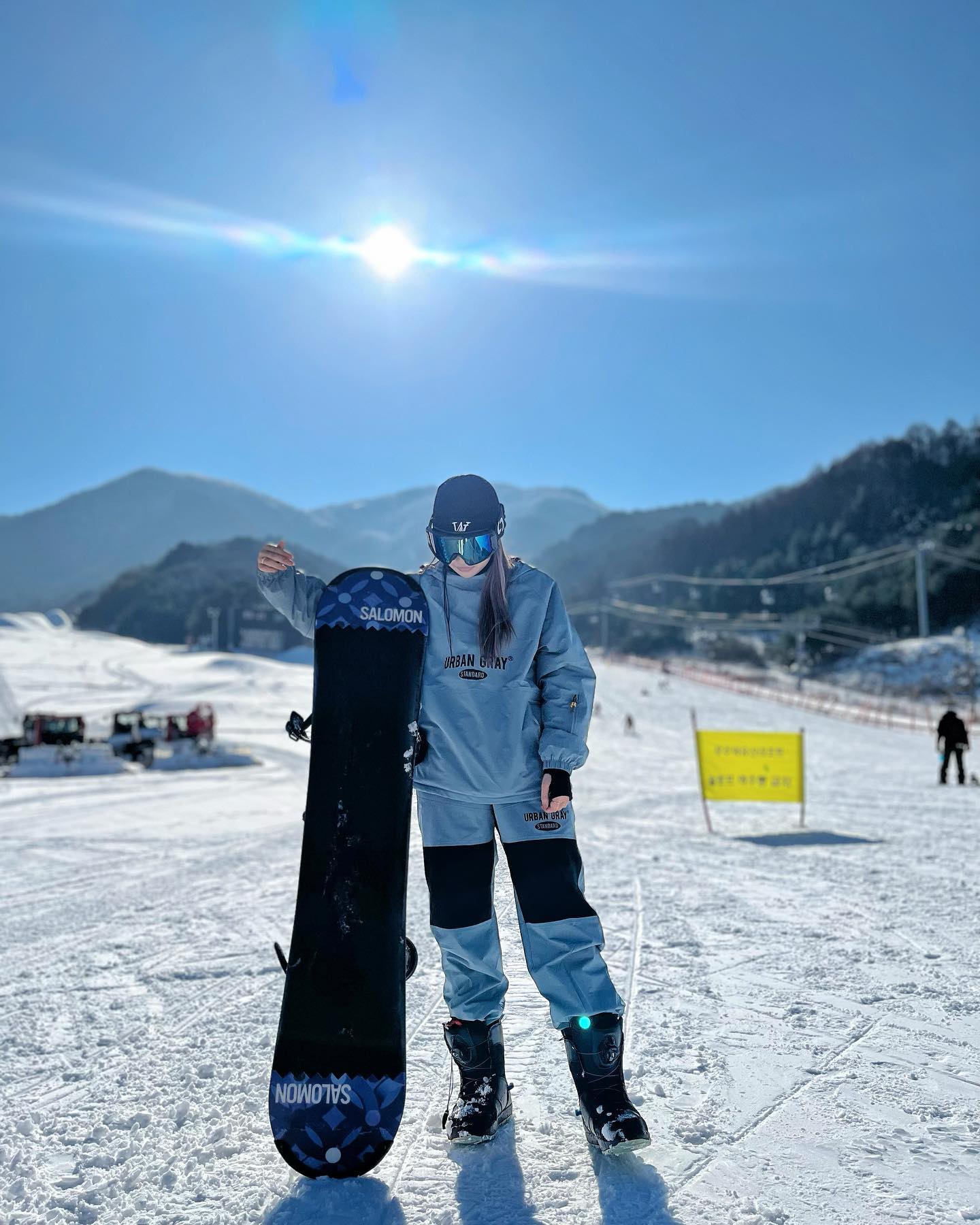 데일리룩은 아니지만..!!
요즘엔 보드복을 하나씩 뿌시려 하는 중입니다

스키장에선 밝은 톤의 옷을 입어야 사진을 찍을 때도 예쁘더라고요!!

그런 김에 렌탈샵이나 보드복 추천 받습니댜,,,ㅎ