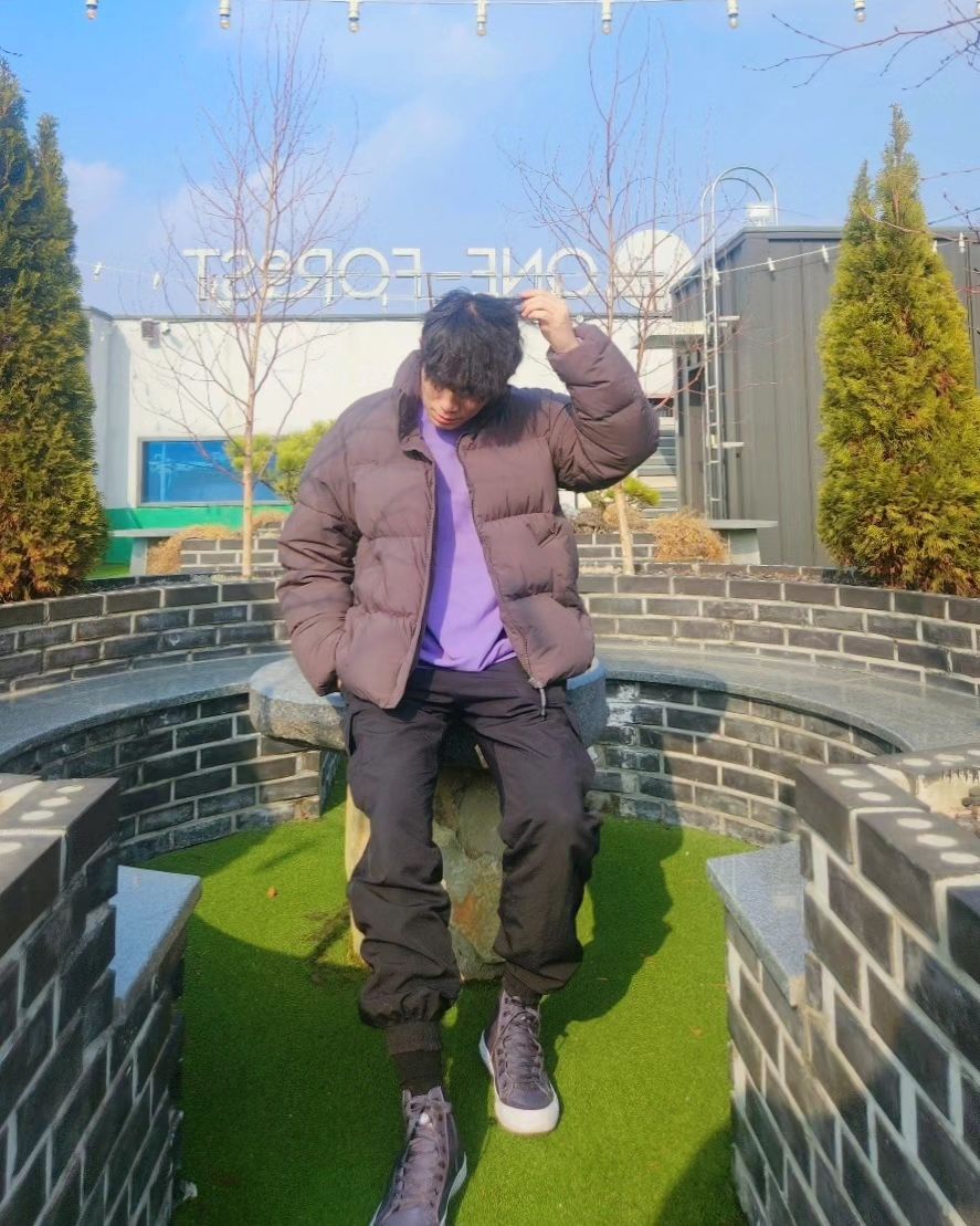설연휴때 평택카페에서📸

날씨가 오락가락해서 사진 찍기 힘들었네요😭
패딩코디도 이번달을 마지막으로 보내줘야될것같습니다
완전 봄날씨네요 요즘👍

코코아패딩에 이너로 퍼플 신발은 다크그레이 카모로 코디해봤습니다!

슬슬 봄옷 충동구매각입니다...😄