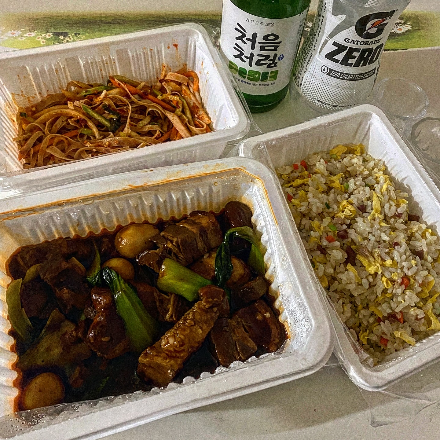 백종원 프로그램보다 꽂혀서 드뎌 오빠와 동파육 첫경험 🤨⭐️ 달달구리했음 맛있었을 것 같딩 ! 오빠네 어머님께서 예전에 해주신 동파육st 덮밥이 진짜 존맛탱구리였는데🫢 

다음엔 배달말고 식당으로 가서 족발덮밥과 동파육을 도전해봐야겠다 👊👊

✔️ 동파육
- 상상한 약재에 졸여진 그맛인데 여긴 달달구리함이 없어서 아쉽 그래도 음 낫배드~고기가 푹 조려져서 부들부들 하당 밥반찬으로 딱일듯 
역시 배달말고 식당에서 뜨끈하게 바로 먹어야하는 메뉴 !!

✔️ 계란볶음밥
- 고소하고 밥을 고슬고슬 아주 잘볶으셨음 굿 계란볶음밥의 정석

✔️ 건두부무침
- 서비스로 받은 건두부무침 처음 먹어보는데 오이랑 양파가 아삭아삭하니 입가심 반찬으로 낫빼드
그래도 한국인은 역시 김치!

중국음식 경험 잘~~하다 갑니다요~~🤓

#오늘의메뉴 #동파육 #계란볶음밥 #건두부무침 #중식당 #흑백요리사 #볶음밥맛집 #서비스짱 #korearestaurant #chinesefood #dongpopork #braisedpork #eggfriedrice #beancurd #凍破肉 #卵チャーハン #干し豆腐の和え物 #먹스타 #먹스타그램 #먹팔 #먹소통 #안주스타그램