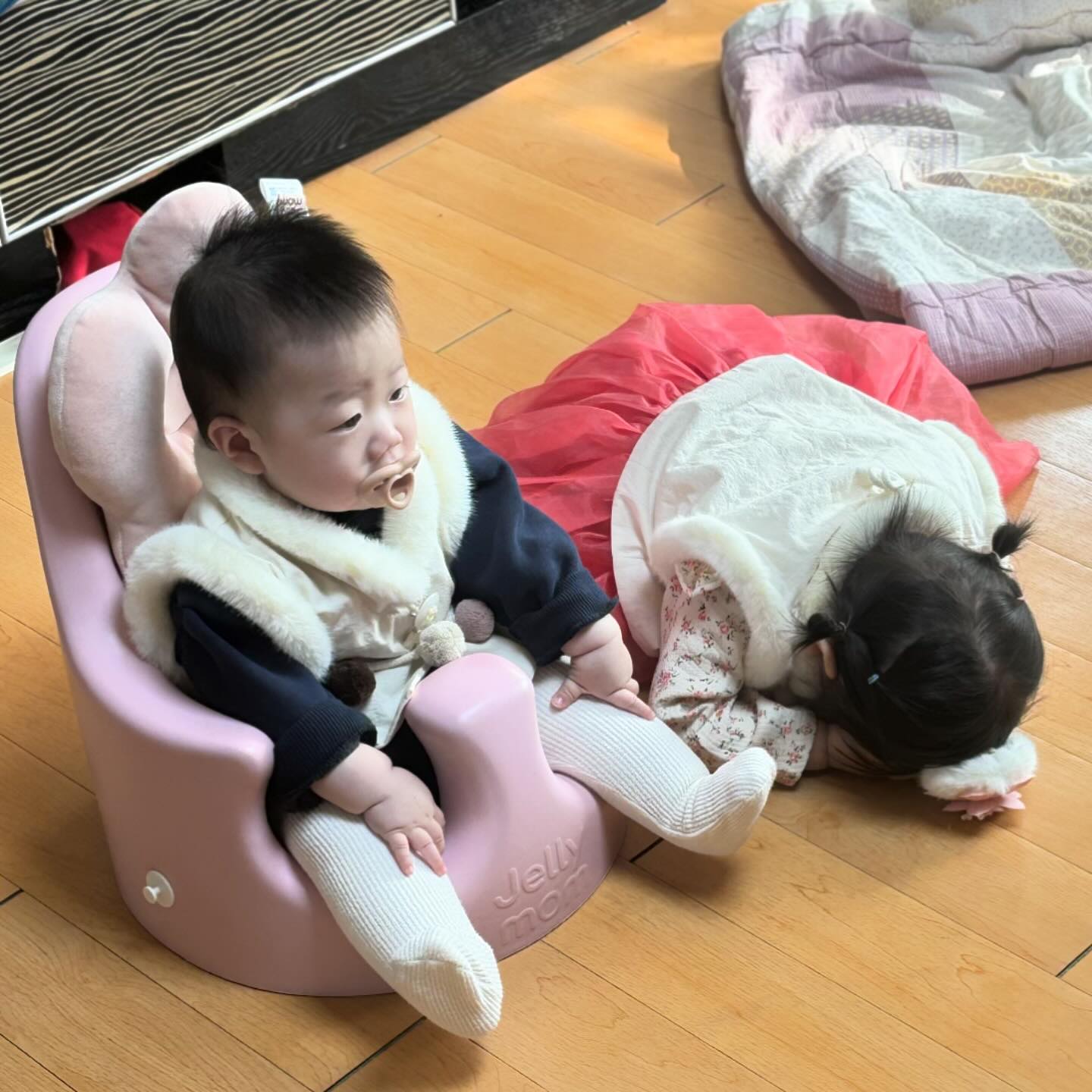 설날아침에는 세배도 하고
동생 세뱃돈도 야무지게 챙겨주는 누나❤️