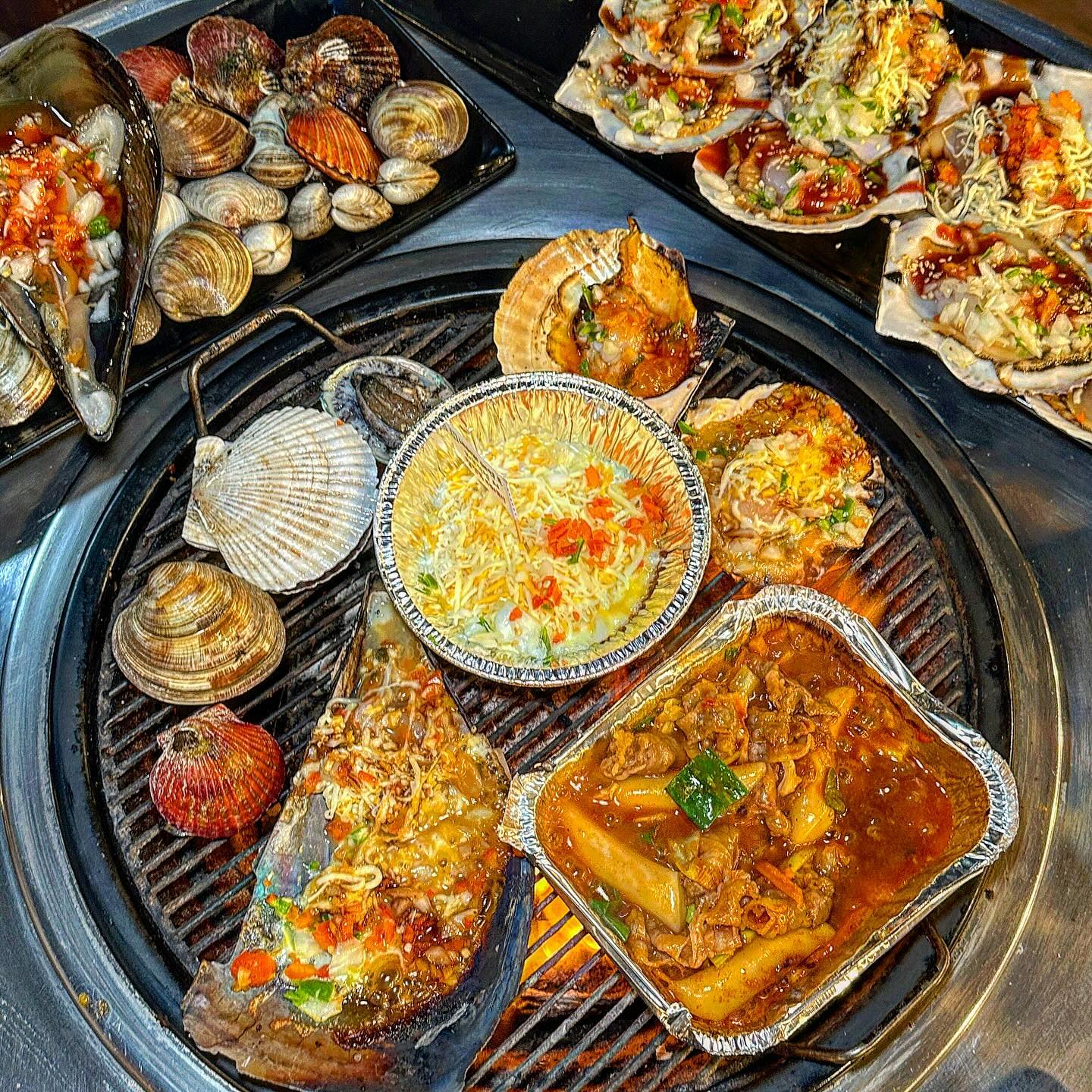 🐚을왕리 조개구이 맛집 추천🦞

#협찬
#불티나조개구이 (btn_jeons)
인천 중구 마시란로 241 불티나조개구이

을왕리 놀러가면 조개구이는
꼭 먹고와줘야 제맛이쥬❤️🦪

근데 이제 랍스터까지
세트로 곁들여진...🦞🫶🏻

어마어마한 구성에
끝없이 있는 조개라서
2명이서는 배 터져서 다 먹지도못해요🤣

포차감성 가득한 내부 분위기도 좋고
치즈고 콘마요고 기타 곁들임이 다 무한!
조개구이에 치즈조합 최고자네요🧀

내부에 귀여운 고양이도 있는데
완전 개냥이라 왕사랑...😻

✔️영업시간 : 오전10시 ~ 오후 11시
 (요일 별 종료시간 상이)
✔️주차 가능🅿️
✔️매장내부화장실🚻
✔️랍스타치즈구이+조개구이(120,000원)

#을왕리해수욕장 #을왕리맛집 #영종도맛집 #을왕리조개구이 #조개구이맛집 #을왕리여행 #인천데이트 #인천데이트코스 #영종도맛집추천 #영종도여행 #영종도가볼만한곳