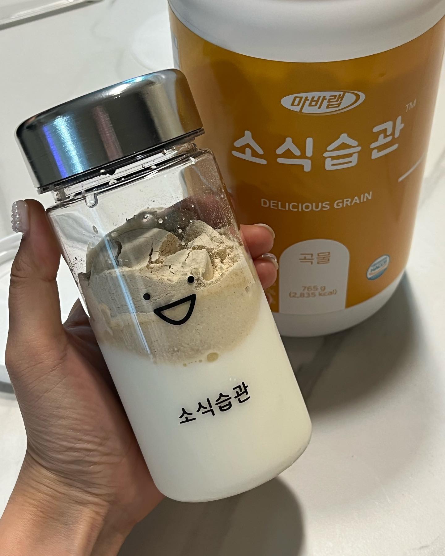 맛있는 다이어트 쉐이크 소식습관🫧
흑임자/카카오/녹차현미/곡물 4가지맛으로 맛있게 골라먹을수 있어요 :)

탄단지 완벽한 구성으로 한끼는 소식습관으로 꼭 먹어주고 있어요 운동없이도 한끼대신 단백질쉐이크를 먹으니까 체중감량이 되더라구요 ㅎㅎ🫶💓

식이섬유까지 함유되어서 화장실까지 책임진답니당 맛은 말모 ,, 저는 곡물맛으로 먹었는데 달달하고 꼬숩함이 미쳤어용 미숫가루맛처럼 넘 맛있어요 ㅎㅎ

다이어트할때 무작정 굶지마시구 소식습관이랑 함께해보세용 s2

#단백질 #단백질식단 #단백질보충제 #단백질쉐이크 #다이어트 #다이어트쉐이크 #다이어트일기 #일상 #데일리 #맛집 #소식습관 #맛있는단백질 #마시는단백질 #맛스타그램 #맛있다