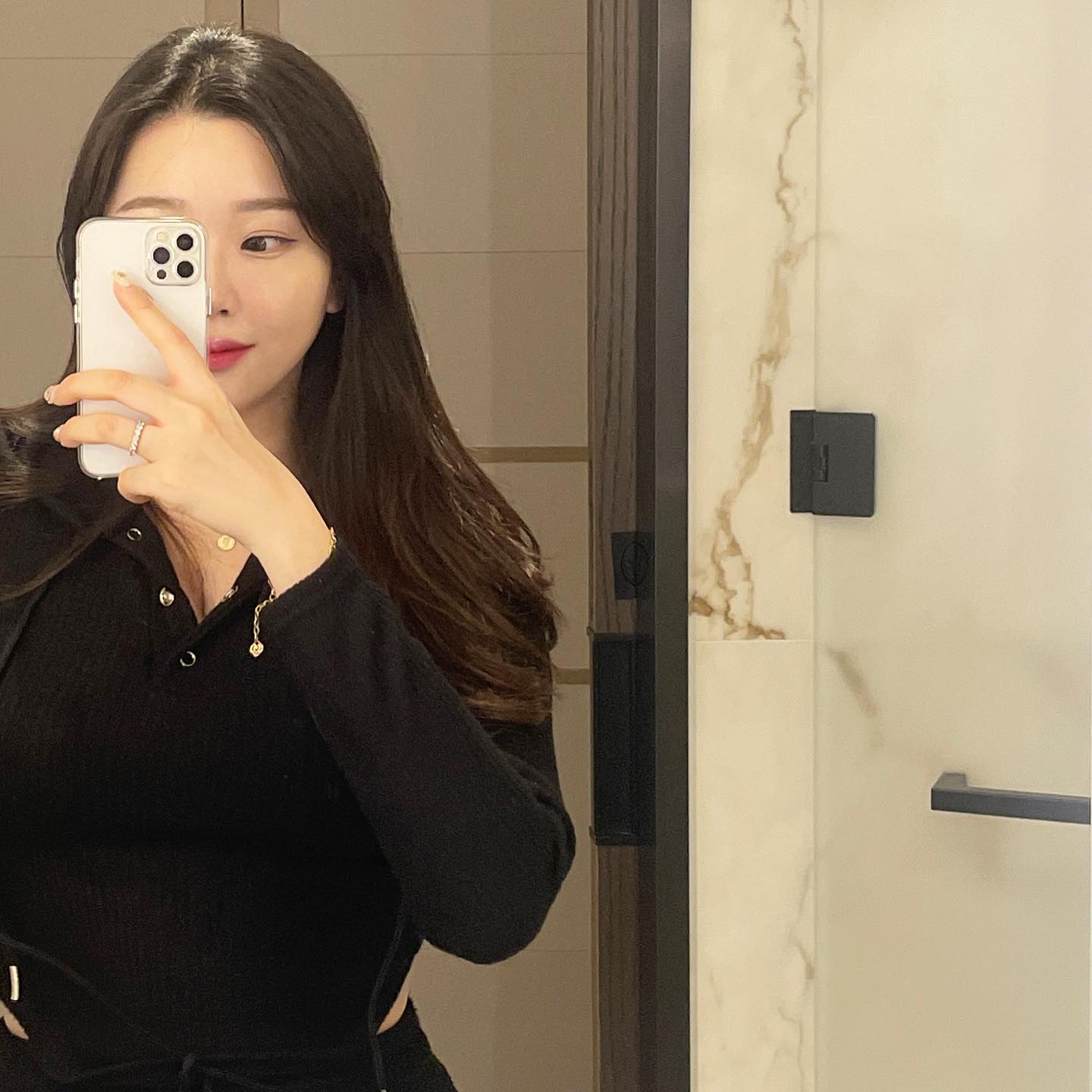 #광고 heyrozy.official

똥똥이 된 이후로 편한 옷만 찾아 입느라 같은 옷만 엄청 돌려입었는데요.. 허허.. 밴딩 없인 몬사라..

근데 또 공주핏은 포기할 수 없잖아유..? 돼랑이도 입을 수 있는 신축성 짱 스판 짱 쮸리닝! 제품명은 #헤이로지 골지슬림 후드밴딩 와이드트레이닝세트 set

밑단 굴림 옆라인이라 슬림해보이는데 상의 하의 따로 다양하게 코디도 된답니당. 소재도 부들부들거려서 무슨.. 포근한 수건에 파묻혀있는 느낌이 난다고요..!!

블랙컬러라 오염없이 막 입을 수 있고 무엇보다 넘 편해서 호캉스 가서 잘 입었어요 ♥

셀럽코드 #오월이 입력하고 구매하시면 할인도 된답니다 짝짝
https://www.stylec.co.kr/short/GSHn313oA1
#원마일룩 #트레이닝세트 #후드세트 #후드 #와이드팬츠 #겨울트레이닝 #슬림핏