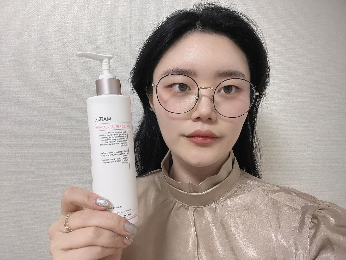 #협찬 haps1 haps_official
안녕하세요:-) 쏘입니다! 자연 유래 성분으로 만들어진 헤어트리트먼트를 아시나요? 제가 바른 생각이 좋은 가치를 만드는 햅스의 매트릭스 리페어 트리트먼트를 알려드릴게요!

✅ 햅스의 매트릭스 리페어 트리트먼트의 주요 성분은 마카데미아넛트 오일, 세라마이드, 케라틴 단백질로 이루어져 있으며, 손상모발에 필요한 필수 단백질과 아미노산 공급으로 수분감 가득한 모발로 회복시켜 준답니다.
- 마카데미아넛트 오일: 자연유래 성분으로 30%나 되는 팔미트레인산이 함유되어 있어 노화방지와 보습 기능을 도움
- 세라마이드:유연성을 높이는 지질공급과 CMC를 형성
- 케라틴단백질:모발의 90% 이상을 구성하는 단백질

이 제품은 헹구지 않는 수분 에센스형 트리트먼트예요. 사용 방법 알려드릴게요!

✨ 사용방법
1. 바르는 트리트먼트: 샴푸 후 타올로 물기를 제거하고 모발에 소량 도포하여 건조한 다음 스타일링합니다.
2. 린스대신 사용: 손상 모발의 경우 린스 대용으로 가볍게 마사지한 후 헹구어냅니다.

✅ 위 두 가지 방법으로 모발에 제품 도포 시 흡수가 잘 되며, 향기도 좋고, 가벼운 텍스쳐 재형으로 손에 이물감이 남지 않고 깨끗하게 발린답니다.

✨ 매트릭스 리페어 트리트먼트는 50ml, 200ml, 250ml, 500ml 용량별로 구성되어 있고, 모든 제품 구매 시 체험용 샘플 키트를 증정하고 있어요! 구매 링크 함께 남길게요! 들어가서 확인해 보세요.

구매링크 👇
https://smartstore.naver.com/kohra/products/3022165747
.
.
#미용실트리트먼트 #햅스 #햅스매트릭스리에어트리트먼트 #햅스트리트먼트 #트리트먼트 #트리트먼트추천 #헤어트리트먼트 #리페어트리트먼트 #극손상트리트먼트 #손상모발복구 #상한머리복구 #머릿결좋아지는법 #수분에센스 #자연유래트리트먼트 #윤기나는 모발관리 #바르는트리트먼트 #단백질트리트먼트