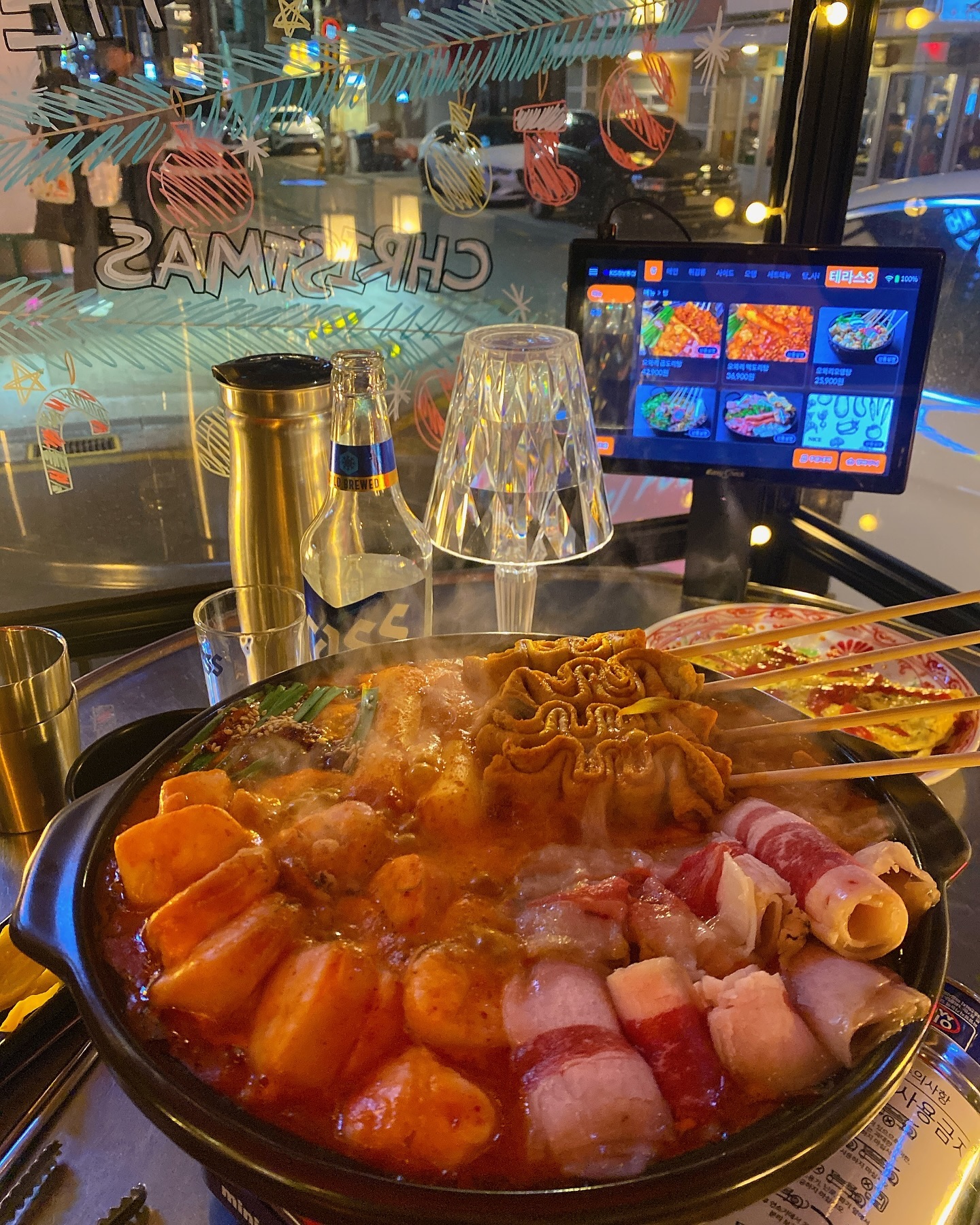 하루의 수고 완벽히 씻어주는 압구정 힐링 술집 찾았어요! #광고 너무 편안하고 아늑한 포차감성 인테리어에 다양한 메뉴들 준비되어 있어 신년 함께하기 딱 이였구요. 

특히 시그니처 메뉴인 한우곱창곱도리탕은 오동통 대창, 부산어묵, 통가래떡,우삼겹, 우동이 깊고 진한 국물과 혼연일체되서 맥주 절로 부르더라구요🍲🥄 비주얼 난리👏🏻👏🏻

대식가 둘이 먹기도 벅찼던 든든한 양! 거기에 치즈계란말이 더해지니 환상궁합 자랑했습니다. 속초 오징어순대도 너무 먹고 싶었지만 너무 배불러서 다음으로 기약!! 

그 외 오뎅탕, 감자전, 오코노미야끼 등 부담 없이 즐길 수 있는 가성비 좋은 요리 대거 출격, 모든 취향을 저격할 옵션 열려 있으니 압구정로데오에서 갓성비, 맛, 분위기 다 즐기며 좋은 시간 보내실 분, 여기입니다🦦

📍 #오와리포차압구정점 owari_pocha 
▫️서울 강남구 선릉로161길 20 1층
▫️ 0507-1411-9512
▫️일-목18:00-02:00/ 금-토18:00-03:00

 
#오와리압구정 #오와리 #압구정맛집 #압구정술집 #압구정핫플 #압구정로데오술집 #압구정가볼만한곳 #압구정데이트코스 #압구정주점