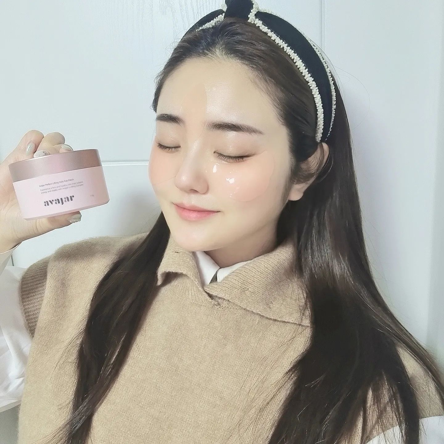 #협찬
뷰티유레카 5회에서 오연서가 추천했던
탱글피부로 가꿔주는 잇템인
에이바자르 아이패치~
저도 써봤는데요 😍

용기를 열어보면 에센스 함유량이 정말 많아요!
진짜 완전 촉촉 그자체인데요

대용량 90매입라서
가성비 끝판대장👍

날개모양이랑 나뭇잎 모양
이렇게 2가지 모양의 하이드로겔 원단으로된
패치인데 미간주름이나
팔자주름 목주름 등

피부고민에 맞게 사용하고 있어요 :-)

수용성 하이드로겔 원단이라
착붙 밀착력 갑이에요🤗

하루 20분만 투자하면
일상속 언제 어디서나
편하게 관리할 수 있어요 🤍

촉촉함도 오래가고
피부가 매끈쫀쫀해져서
요즘 애용중이네요 ❄️

avajar.official
#오연서아이패치 #에이바자르 #아이패치 #미간주름패치 #팔자주름패치 #주름관리 #주름패치 #연예인리프팅 #avajar