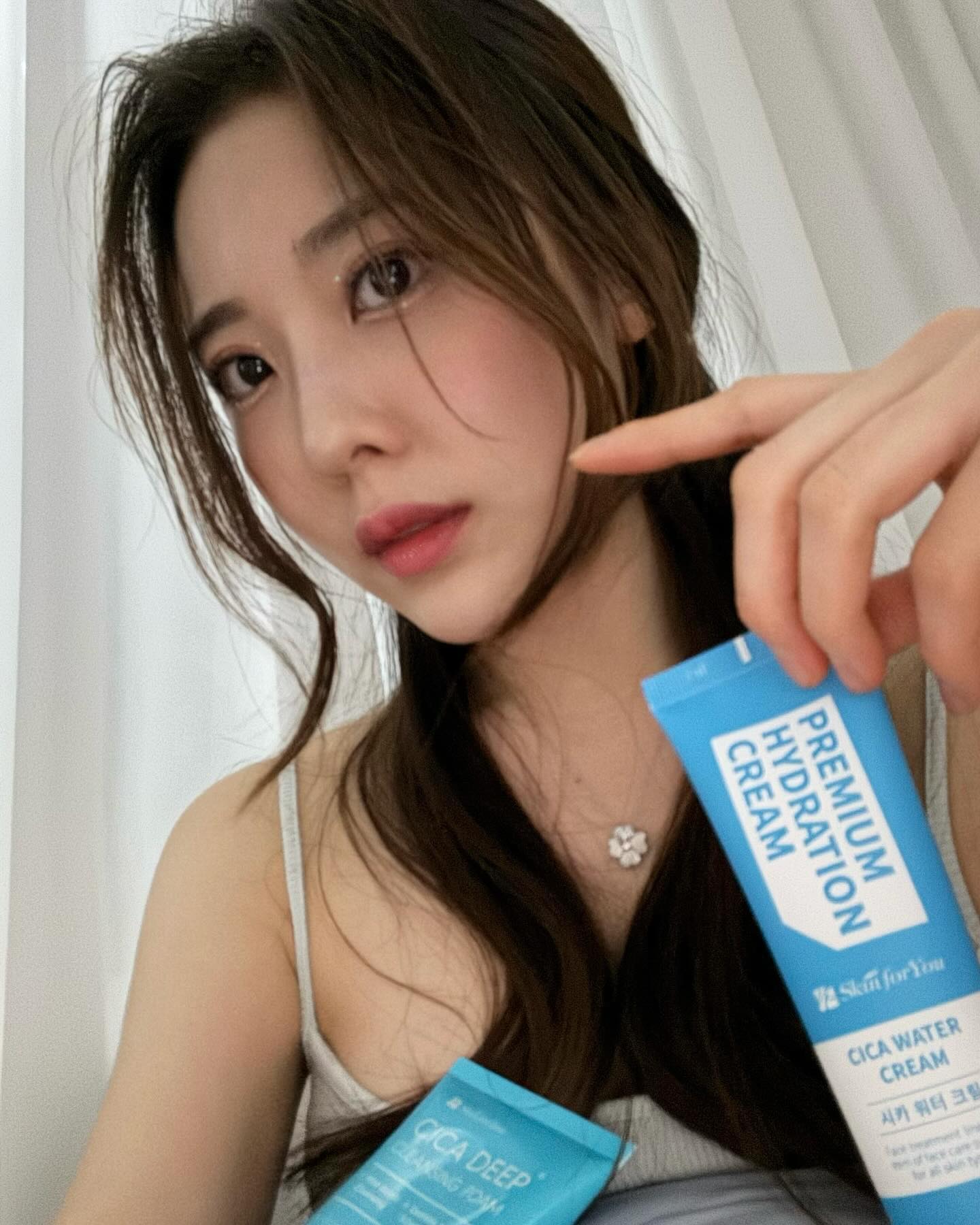 #광고 skin4you_cosmetics
오랜만에 셀카 찍으려니까 너무 어색ㅎㅐㅇ..🫣
.
최근에 스킨케어 제품을 좋은걸로 싹 바꿨는데 오히려 잘 안나는 트러블이 일어나서 깜짝 놀라 중단했었어요🥹🙊
그런데 스킨포유 폼클렌징.. 진짜 물건인게 당기지도 않고 순한데 트러블도 금방 사라져가지구 너무 만족스럽게 사용중이에오😎👍🏻
민감한 피부나 트러블 진정이 필요하신 분들 속건조이신 분들 완전 추천합니댜🫶🏻
.
스킨포유 공식몰에서 회원 가입 하면 택배비만 내구 시카 딥 클렌징폼 40ml를 제공해주는 이벤트를 진행한다구해요!!🩵🤍
다들 회원가입하고 공짜로 클렌징 폼 받아가세요🥰😆

스킨포유 #skinforyou #시카워터크림 #시카딥클렌징폼