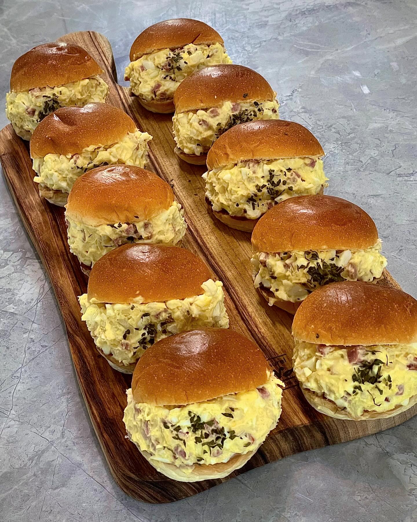 #집밥쮸선생👩🏻‍🍳🍚 

#밀린피드

제일 좋아하는 샌드위치🥪
개인적으로 맛은 모닝빵보다 식빵이 우승이지만,
비주얼과 간단함은 모닝빵이 우승..💛
솔직히 에그포테이토 샌드위치 싫어하는 사람은 못봤어유😌

〰에그포테이토샌드위치〰
🆁🅴🅲🅸🅿🅴👩🏻‍🍳

1. 감자 4개(소금 넣고), 계란5개(식초,소금넣고 완숙으로) 잘 삶아서 각자 으깨주기
2. 햄이랑 양파 다져서 으깬 감자에 넣고 잘 섞어주기!
 양파가 신의 한 수라서 필수로🧅
(뜨거운 감자에 양파를 넣어주면 매운기가 살짝 빠져요:)
3. 2에 으깬 계란도 섞어주고 마요네즈 7-8큰술 , 머스타드 한큰술 , 후추 톡톡🧂
(너무 퍽퍽한 느낌이 안들도록 마요네즈 양 더 넣어주세요)
4. 모닝빵 2/3 잘라서 맨 아래 딸기잼🍓,
 그 위로 에그포테이토샐러드 듬뿍-얹어주기

맛있게 먹는다 :D

오늘의 꿀조합🍽️
-
#에그포테이토샌드위치 #계란감자샌드위치