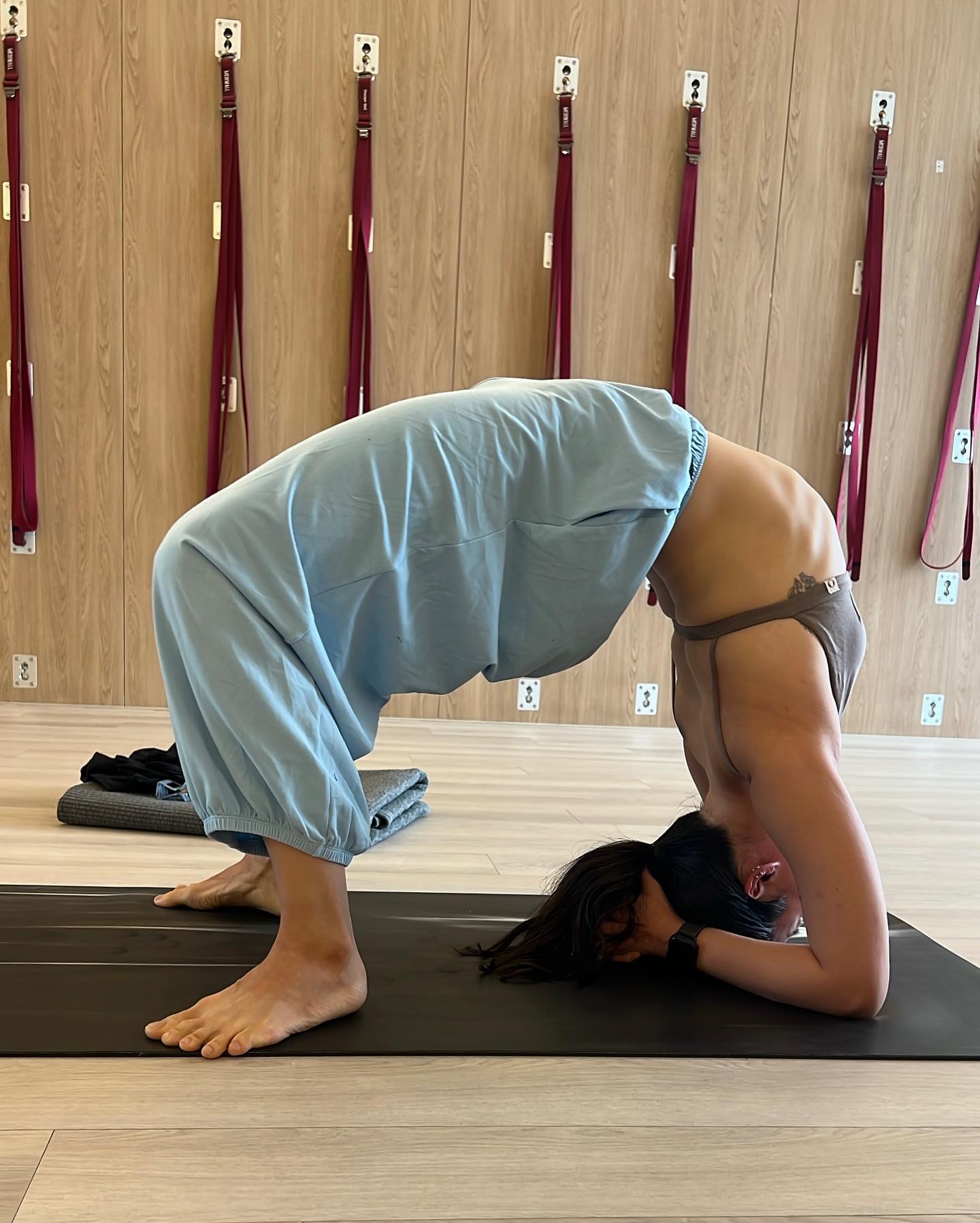 가슴과 등이 정말 시원했던 priya__om 쌤의 시퀀스🧘🏻‍♀️
고무카아사나 유지할때는 정말 고통스럽고 빠져나가고 싶은 마음이 컸지만, 부장가아사나할때 등으로 느낌이 한번에 와서 너무 신기했다. 
사바사나까지 완벽한 이완으로 마무리🛌💤

#hathayoga #hathapractice #yogapractice