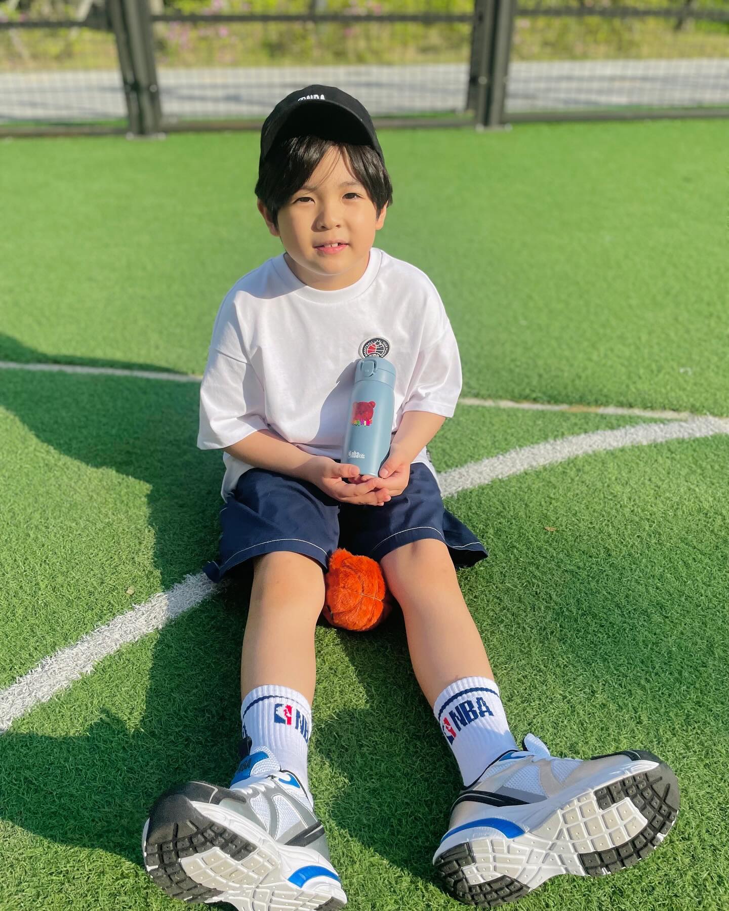 #협찬 #nbakids 

구공이가 텀블러에 쏘옥 들어갔어요 
원터치 라서 편해요 
운동하기 딱 좋은날 텀블러에 
차가운 물 챙겨서 운동하자구요 

텀블러는 10만원이상 구매시 
선착순 증정이벤트 중이래요 

🏷️NBA로고포인트에어로쿨 반팔티-화이트 
🏷️NBAKIDS리플렉션러닝스니커즈

nbakids_kor 

#NBAKIDS #NBA키즈 #느바키즈 #느바루키 #NBA키즈셋업 #키즈셋업 #키즈티셔츠 #키즈크롭티 #여아크롭티 #키즈반팔티 #NBA키즈티셔츠  #NBA키즈반팔티 #키즈여름룩 #키즈나들이룩 #어린이날 #어린이날코디#NBAKIDSANDME #느바키즈앤미 #NBA키즈텀블러 #구공이 #텀블러 #사은품 #정이형제