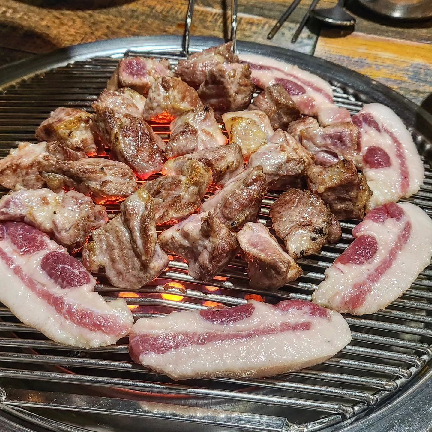 #육계절

연동에 위치한 엄청난 두께의 근고기를 만날 수 있는 고깃집!

목살로만 이루어진 근고기인데, 젓가락 길이의 반이나 될 만큼 고기의 두께가 두꺼워서 입이 딱 벌어졌다😧
어떻게 구워야 하지? 하고 잠시 고민했는데 고민이 무색하게 직원분들께서 전부 신경써서 처음부터 끝까지 구워주신다

사장님께서 고생깨나 하셨다는 멜조림은
비린 맛이 전혀 없이 매콤하고 감칠맛 있어
멜조림을 안먹는 남자친구도 계속 찍어먹고 있더라!!

고기와 잘 어울리는 냉밀면/비빔밀면은 면이 탱글탱글하고
올라가는 소스 또한 취향저격 🔫🔫

사장님 건강하시고 오래오래 가게 운영해주세요
진짜 유명한 제주 근고기 맛집 보다 훨 맛있었던 육계절❤️

✔️ 제주 제주시 은남3길 19
✔️ 16:00-24:00 (라스트오더 23:00)
✔️ 휴무일 없음

🍴 흑돼지근고기 600g 66,000원
🍴 항정살 150g 18,000원
🍴 김치찌개 소 7,000원
🍴 냉밀면/비빔밀면 각 6,000원
.
.
.
.
#먹스타그램 #맛스타그램 #mukstagram #foodstagram #제주맛집 #제주맛집투어 #제주도맛집 #제주맛집추천 #제주연동맛집 #제주제원맛집 #제주고깃집 #제주근고기맛집 #제주인스타핫플 #맞팔 #먹팔 #먹스타 #소통 #먹팔하면맞팔