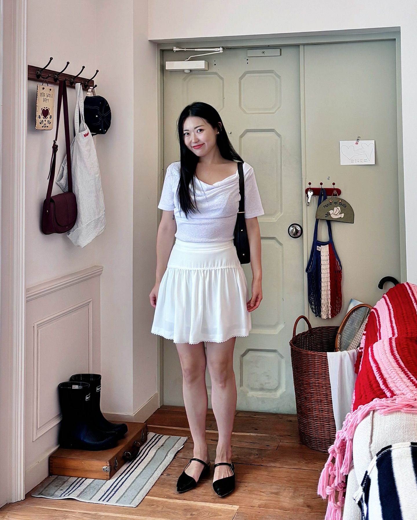 화이트 절대 못잃어⑉♥ 문의 많았던 요 착장! 스커트는 cloren_official 인데요! 레이스 디테일이 러블리한 무드를 더해주고 전체적인 기장감과 A라인 실루엣이 다리를 더 슬림하게 보이도록해주었답니다🥹 그리고 허리밴딩으로 배나와도 불편하지않은거 최공𝜗𝜚ෆ

#cloren #클로렌