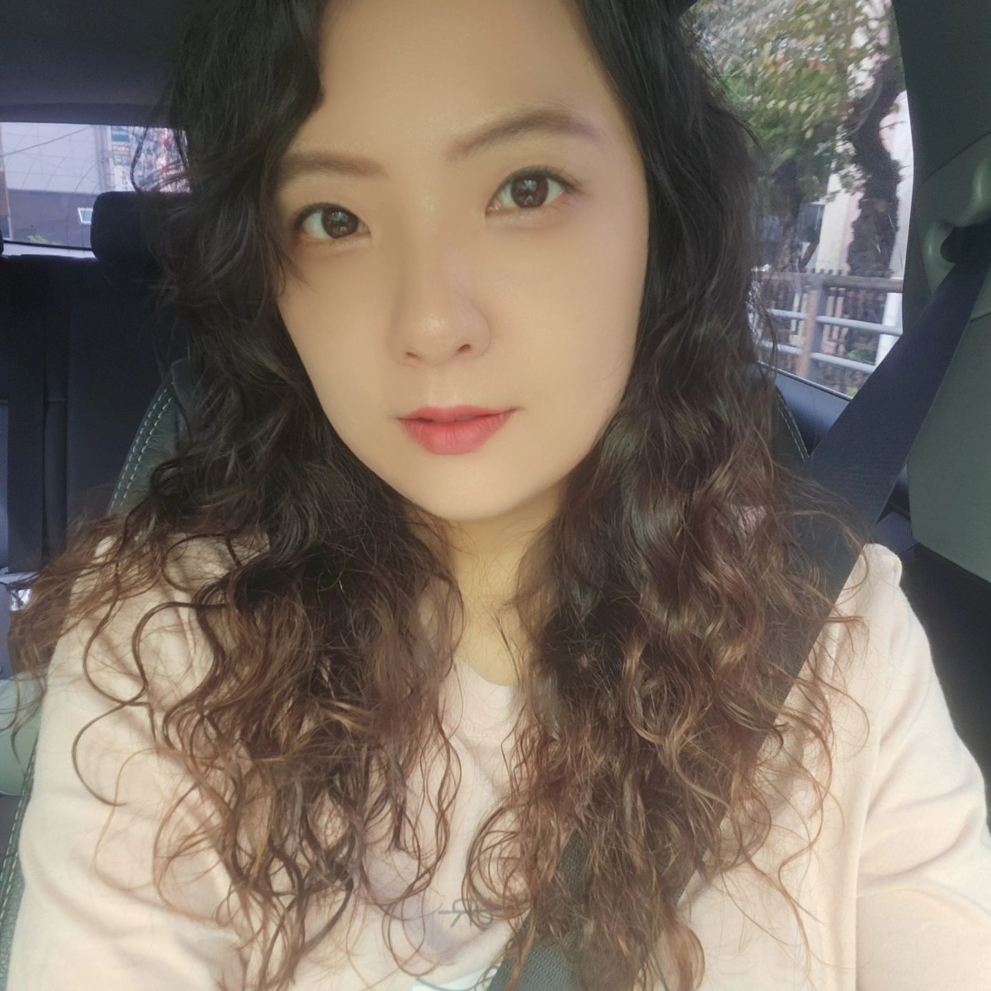 #협찬 이지만 찐만족중❤️❤️
일주일 지난 펌 후기에요✨️
여전히 탱글한 펌 유지중이에요🫶

다시 히피펌으로❤️
컬 굵기부터 모양, 커트 디자인까지 함께 고민해주시고
내 니즈까지 완벽 반영해주신 소이현 실장님🫶🫶
딱 생각했던 스타일이 나와서 대만족❤️❤️
평소 머리 만지는 법이랑 말리는 방법,
앞머리 만지는 꿀팁까지 알려주셔서 
이쁜머리 더 오래 관리할 수 있을 것 같아요!
실장님 뿐만아니라 스텝분들도 다 친절하셔서
머리하는 시간이 지루하지않고 편안했어요

주차도 편하고 지하철이랑 연결된 트럼프월드 상가라
접근성도 너무 좋음!

#해운대미용실 #센텀미용실 #해운대센텀미용실 #광안리미용실 #재송동미용실 #수영미용실 #디바인즈헤어스튜디오