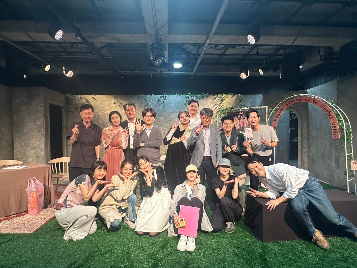 꿈 같았던 시간! 6개월만에 재공연에다 모두들 바쁜 와중에 연습이 쉽지 않았지만 역시 좋은 사람들과의 공연은 이러나 저러나 좋다🙂 하루밖에 못해서 모두가 아쉬워 했던 공연! 
<봄에는 자살금지> 끝!!! 촐레 안녕!!!! 🫶 👋 
보러와주신 분들 정말 감사드려요❤️
그리고 오일영 연출님 연출상 받으신거 축하드립니다!!!🩷
.
.
.
#치유예술제 #봄에는자살금지 #치유예술제참가작 #극단 #극단아티스트 #연극 #배우 #배우한유이 #오일영배우님 #오일영연출님 #연출상 #축하드려요
