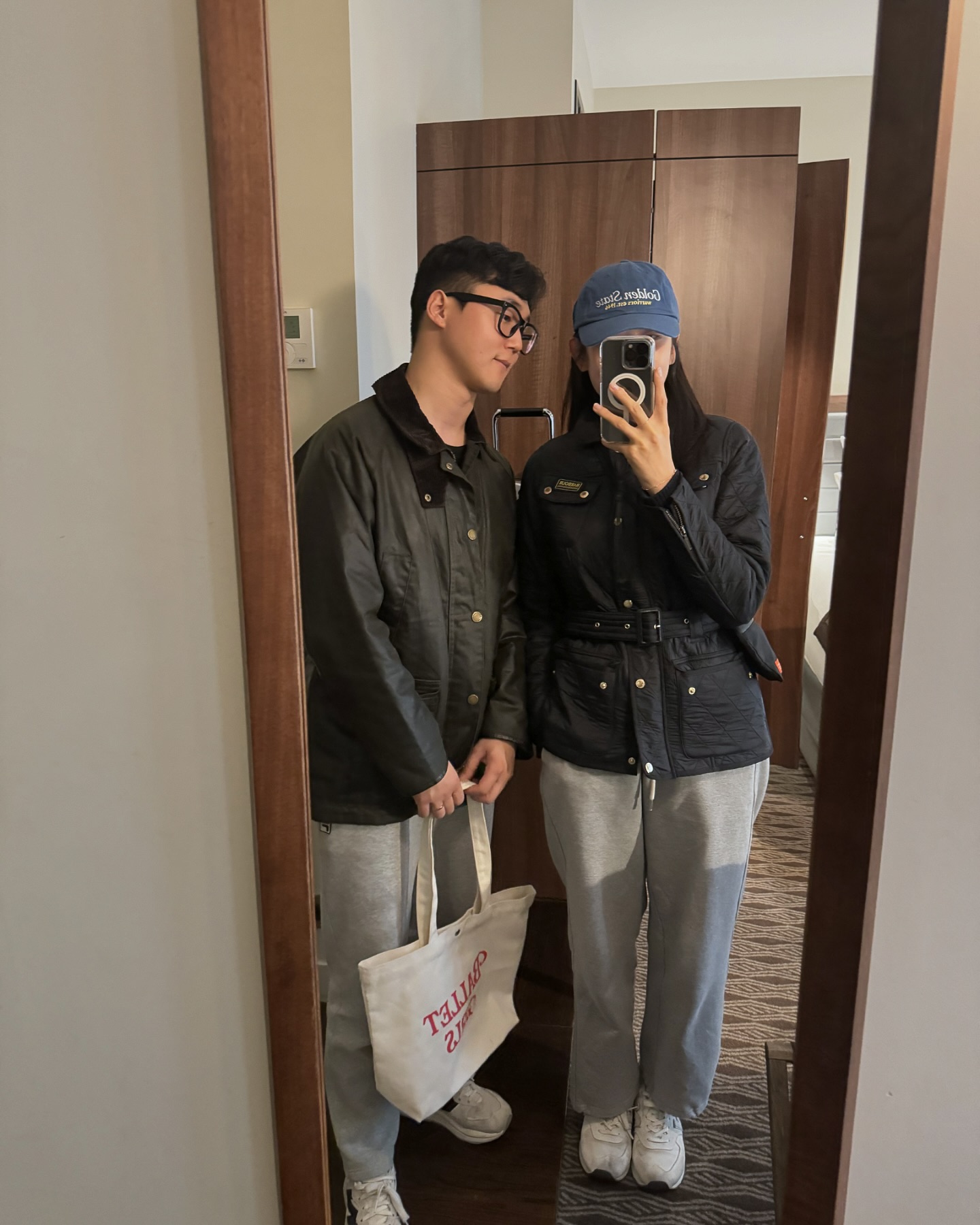 🇫🇷 슬슬 정리해보는 프랑스 여행 사진들.
.
.
파리의 첫 인상은 예쁘다! 건물이 다 이쁘다!🏛️빵이 맛있다!!🥐근데 추웠다…🥶 자주 흐리고 바람이 많이 불었는데 숙소도 난방을 안켜줬다. 이미 온도가 20도라서 안켜준다고 하는데 체감온도는 10도 안짝으로 느껴졌다ㅠㅠ 한국인으로써 숙소가 추우면 너무나 힘든것이다. 찜질팩 안고 잤던 파리 적응기간.
.
.
.