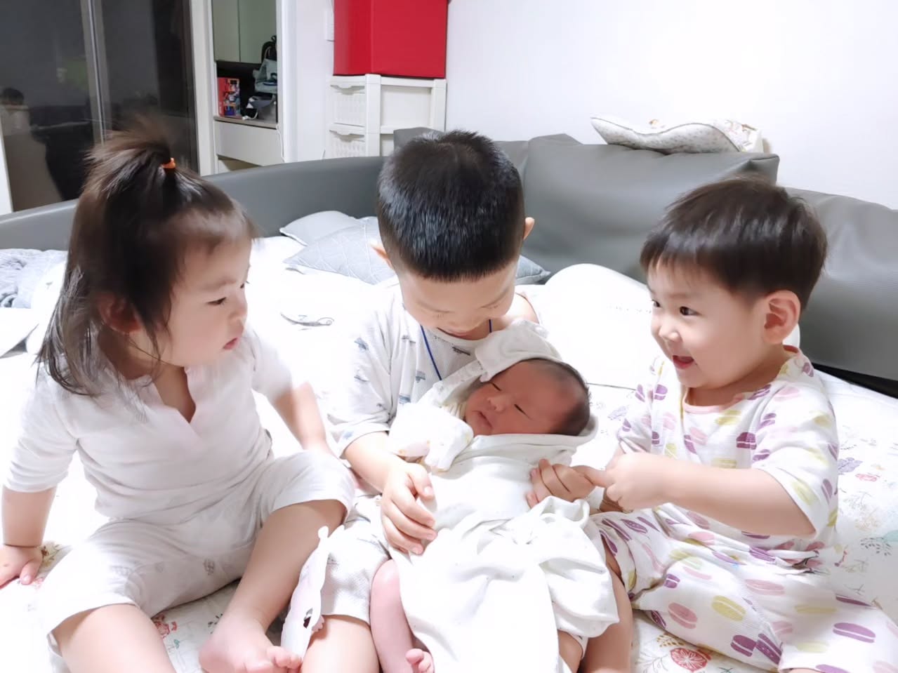 안녕하세요. ^^ 
.
10년째 육아중인 사랑스러운 네 명의 아이를 키우는 
육아고수 네아이맘양갱 박양경이에요. ^^
.