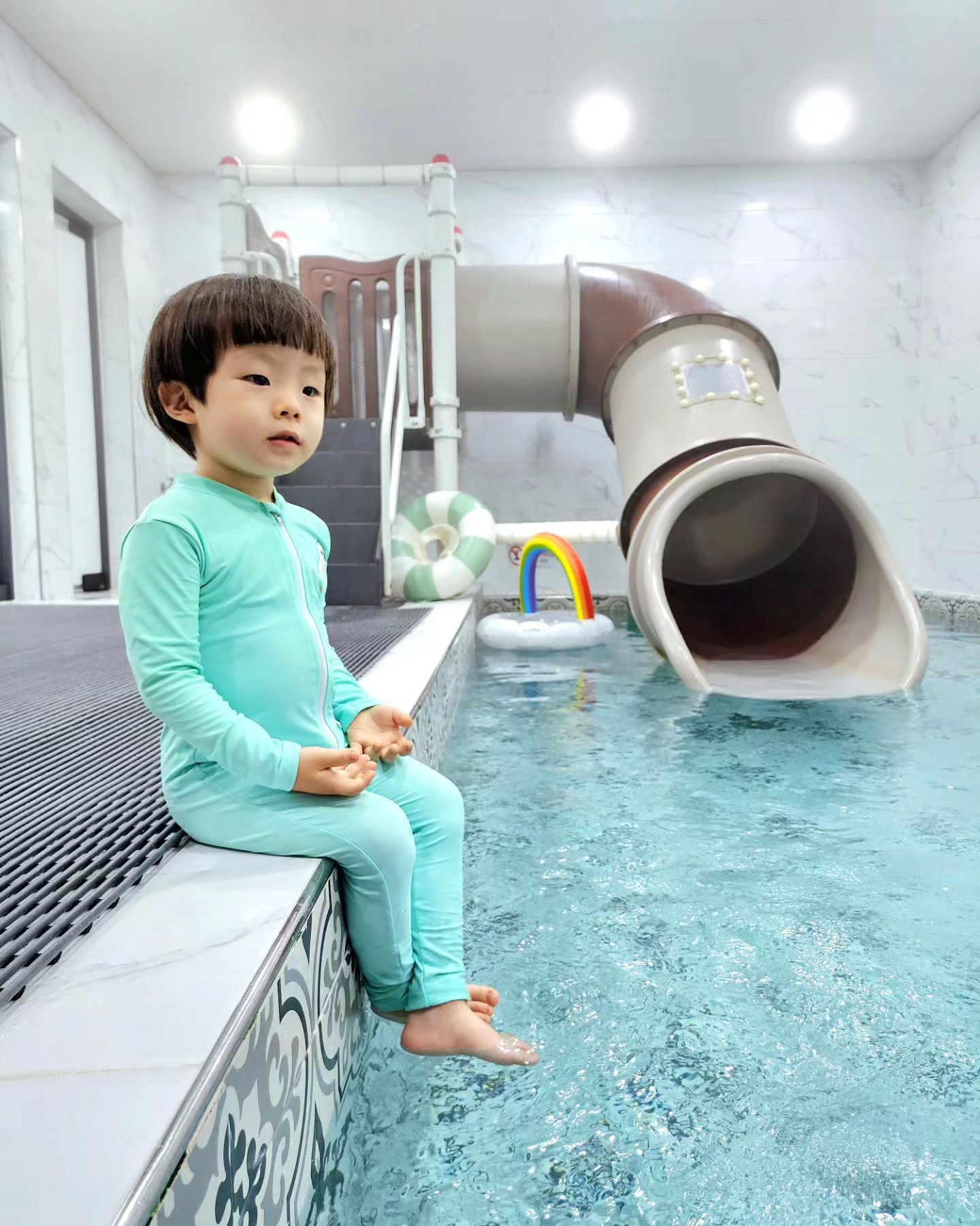#숙소추천 #니노스키즈풀빌라 추운 날씨에는 대형 온수풀에서 신나게 놀기

경주 불국사와 가까운 곳에 위치하고,
놀이기구가 정말 많은 숙소!!

넓은 잔디정원에 회전목마, 비행기그네, 트램펄린, 자동차 장난감 등등
놀거리가 가득하고, 아이들 노는 모습이 어디서도 잘 보여요~
실내에는 대형 정글짐에 여러가지 장난감, 오락기, 미러볼 있어요

야외에서도 실내에서도 잘 노니 빠른 육퇴가능!!

아이들이 미끄럼틀이 1, 2층 계단에 있고,
실내 미온수풀장에도 슬라이드가 있어서
놀이동산에 온 것 처럼 즐겁게 놀아요~ 

❀ 경주 니노스키즈풀빌라 ninoskids_official 
• 경북 경주시 대추밭2길
• 체크인 15:00 체크아웃 11:00
• 기준인원 4인 최대인원 12인 
• 방2개 , 욕실3개
• 온수수영장, 실내정글짐, 바베큐장
야외놀이터
• 정수기, 안마의자, 공기청정기, 세탁기, 전자레인지, 커피머신, 밥솥, 블루투스 스피커, 미러볼, 웰컴간식

#경주풀빌라 #경주키즈풀빌라 #경주키즈펜션 #경주아이와가볼만한곳 #경주아이랑가볼만한곳 #아이와여행 #경주가족여행