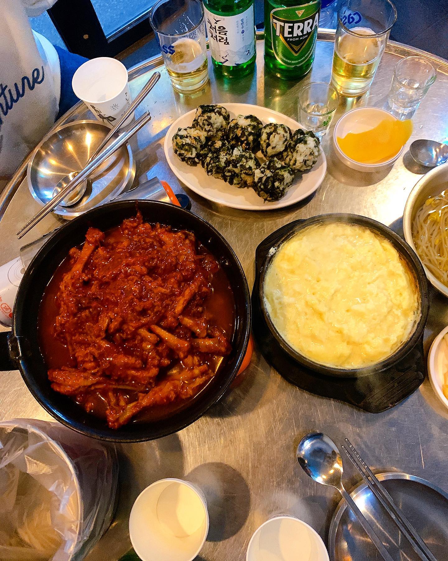 이정도면… 깨를.. 음…
쏟은거 맞져??? 🤔
#깨밥 ㅋㅋㅋㅋㅋㅋㅋㅋㅋ
이거 뭐.. 깨맛밖에 안나던데😅
닭발 맛있어서 참았다 ㅋㅋ
.
.
.
#일상 
#화요팅 🙌🏻 
#닭발사랑 🥰
#국물닭발 
#스트레스해소 발라먹는재미👏🏻👏🏻
#미금역 #미금맛집
#신주닭발 #웨이팅맛집 
오늘도 운좋게 한자리 남아서
바로 먹을 수 있었다‼️
#너무마이쪄❤️ 
#마이따 👍🏻👍🏻 한판더
닭발 두판먹는여자 🤣🤣🤣
사장님 다시 물어보지 말아효.. 
들으셨잖아요 🫣ㅋㅋㅋ
#맛있다그램 
#먹방 #먹스타그램 
#소통스타그램 
#프라임에셋 
#보험설계사 
#맞팔 #먹팔 #좋아요 
#굿밤 🌙