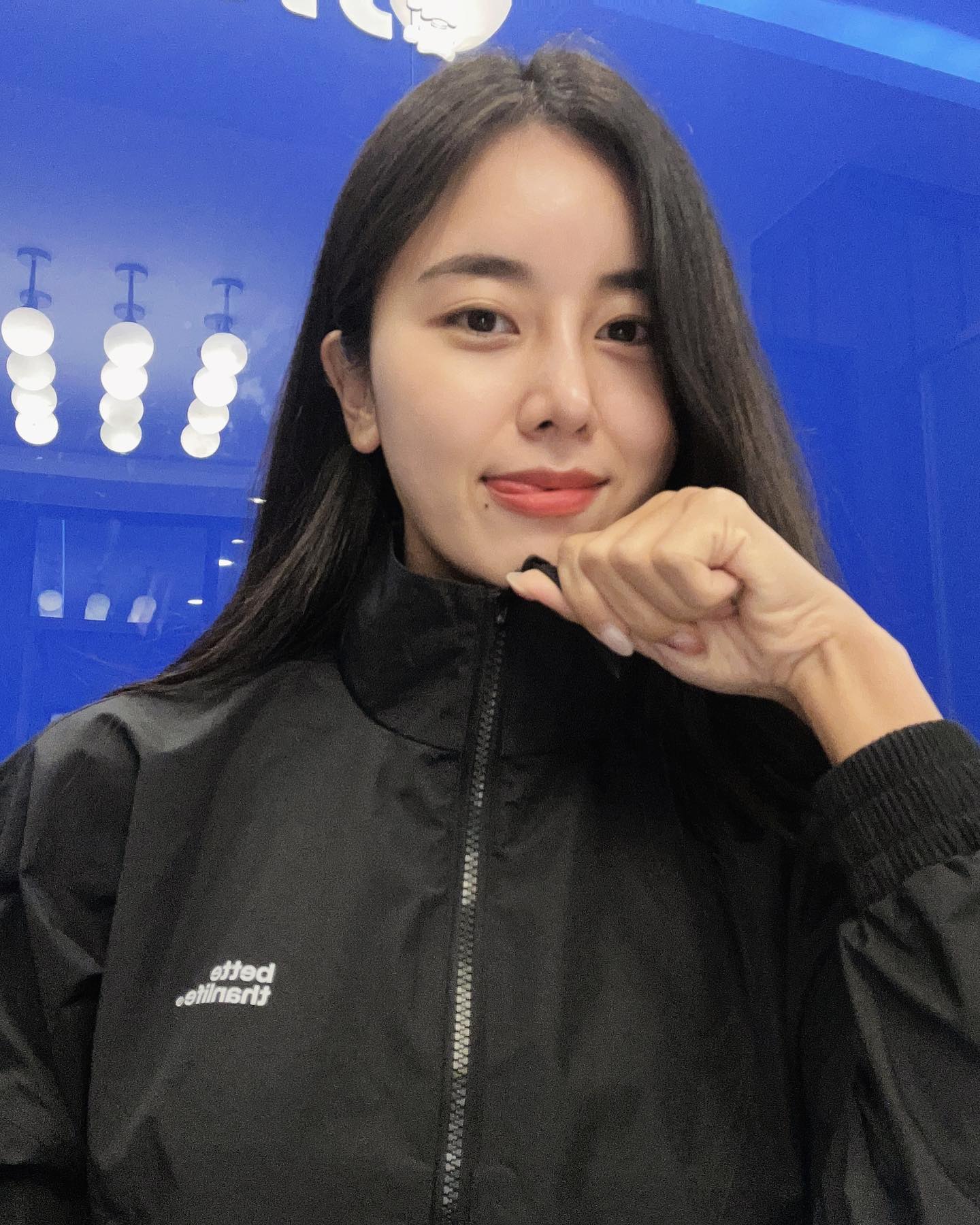 이 옷 예뻐서 요며칠 입고다녔더니
회원님들이 예쁘다고 어디서 샀냐고 물어봤던 옷
일할때도 회식할때도 입었는데 사실 땀복이었움🤭

땀이 원래 잘 안나서 땀복입는다고 안날줄알았는데
웬걸..팔이고 등이고 진짜 신기하게 방울방울 땀이 나있었다..🫢
급찐급빠에 더더욱 유용하게 입을 옷❤️👍👍