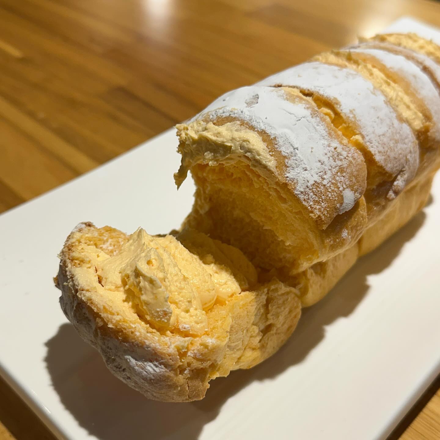 🍞[#파란풍차연지점] - 주말에 가족끼리 가기 좋은 카페 매력 3가지 

1️⃣ 공원 근처 카페 
연지공원 도보 1분 거리에 있어서 산책하러 나왔다가 들리기에 좋은 카페에요 

2️⃣ 제과•제빵 명장이 운영하는 곳 
제과,제빵 분야 명장이 수제로 만들어서 높은 퀄리티의 제과와 제빵을 맛볼 수 있는 곳이에요 

3️⃣ 다양한 디저트가 있는 곳 
케이크,쿠키,빵.마카롱,젤라또 아이스크림 등 정말 다양한 디저트를 한곳에서 맛볼 수 있어요 

💲메뉴 및 가격:
-단팥빵 2,000
-마카롱 3,500
-맘모스빵 3,800
-멜론 빵 3,800
-미니 강정 3,000
-미니파운트 2,800
-황 치즈 식빵 5,800
-에그타르트 2,800

📍위치:
경남 김해시 금관대로1368번길 18

⏰영업시간:
매일 08:30 - 23:00

☎️예약 및 문의:
0507-1355-7874

▶️ SNS채널 
bluewindmill_bakery

#김해맛집 #김해카페 #김해가볼만한곳 #연지공원
#연지공원근처맛집 #연지공원근처카페 #연지공원카페 #디저트카페 #김해여행 #부산근교여행지 #김해피크닉 #연지공원피크닉