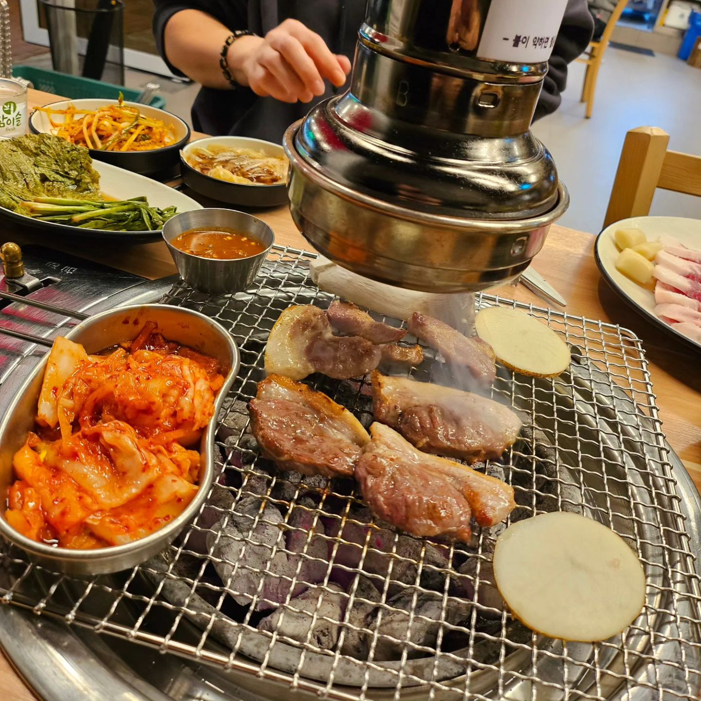 #협찬
참한고령뒷고기🩵
대구 봉덕동 뒷고기 맛집 참한고령뒷고기를 다녀왔다구욤😍 집 근처에 위치해있어 거리도 가깝고 새로 오픈한 고깃집인만큼 인테리어도 깔끔하고 넓어서 너무 젛았던거이쬬💜 저는 시그니처 메뉴인 특모듬한판을 냠냠하구왔는데용❤️ 선홍빛 빛깔에 고기질도 너무 좋고 무엇보다 대식가인 저와 남자친구한테 걸맞는 양에 또한번 감동...🩷 특모듬한판은 덜미살과 뽈살로 이루어져 있고 식감도 너무 좋고 쫀득쫀득하니 너무너무 마싯었다구용🧡 반찬구성도 다양하고 제가 좋아하는 반찬들로 한가득🫶🏻 기본양파장과 콩나물파무침,샐러드,고사리,마늘,파김치,멸젓,장아치 등등 기본적으로 나오는 알찬반찬들도 남김없이 싹쓸이 하구 왔다궁😋 소스도 카레소스와 매운소스,기본 소금장으로 취향에 맞게 선택해서 먹을 수 있었지롱💛 무엇보다 깻잎에 뒷고기 올리고 멸젓을 촉촉히 적셔 마늘과 고사리,콩나물파무침 올려서 한입 가득 넣어주면 입안에서 그 풍미와 고기가 사르르 녹아 소주가 안들어갈수가 없더라구용😆 매장도 넓고 위생적이고 깔끔하여 친구나 연인, 가족모임,회식하기에도 너무나 제격인 참한고령뒷고기💕 저도 남자친구도 너무나 만족했던 대구 고기맛집으로 인정했다구욧💚
뒷고기 좋아하시는분들은 꼭 참한고령뒷고기로 많은 방문 부탁드려용🩷💕🩷 

주소👉🏻대구 남구 봉덕로9길 60
영업시간👉🏻매일 17:00-04:00(03:30 라스트오더)
전화번호👉🏻0507-1434-4744 

#대구앞산맛집 #봉덕동맛집 #대구남구맛집 #뒷고기맛집 #봉덕동맛집추천 #참한고령뒷고기 #회식장소추천