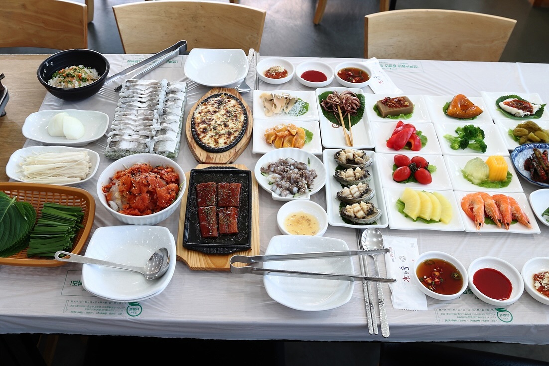 #협찬
여수친구 추천받고
하모샤브먹으러 다녀온 거북선횟집

손질도 깔끔하게 잘 되어 나오고
육수도 맛있더라고요~

물회, 산낙지, 전복찜 등
푸짐하게 한 상 나오는데
전라도 인심 팍팍 느껴지네 ㅋㅋ

하모 샤브 꼭 한 번 드셔보세요~

상호명 : 거북선횟집
주소 : 전라남도 여수시 돌산읍 강남동로 13
예약문의 : 061-643-6767

#여수거북선횟집 #여수횟집 #여수횟집추천 #여수맛집 #여수맛집추천 #여수가볼만한곳 #여수여행코스 #여수돌산맛집 #여수라테라스리조트맛집 #여수예술랜드맛집 #여수돌산맛집 #여수케이블카맛집 #여수돌산공원맛집 #여수하모샤브샤브 #여수새조개샤브샤브 #여수장어샤브샤브