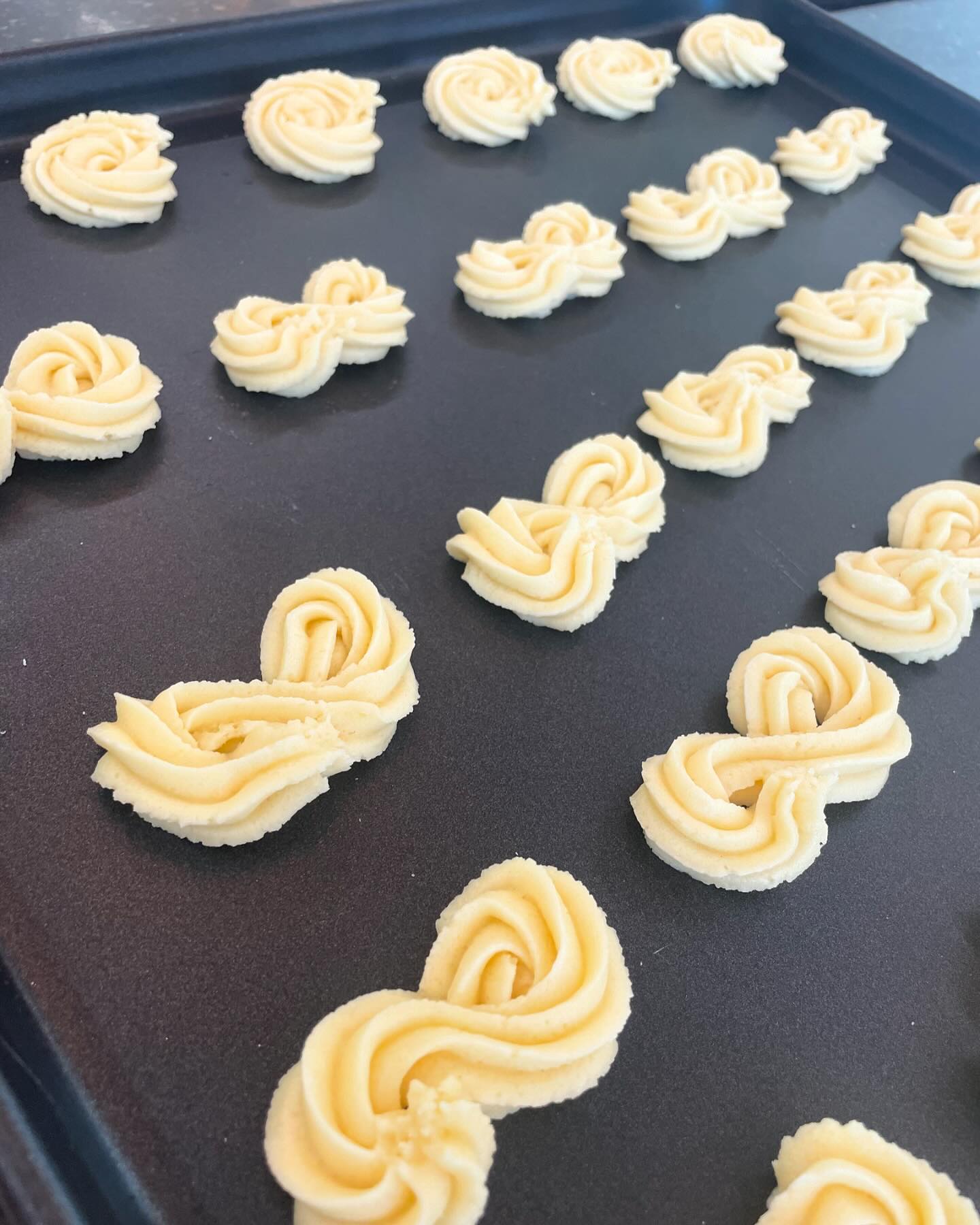 오늘 1일차 베이킹수업 🍪
첫날부터 손목 나갈뻔🤣🤣
모양 만들면서 느껴지는게
8이 싫어질라 그러네🤣🤣🤣
구나저나 하늘은 또 왜케 이뿐겨~~
#빡공#베이킹린이#멀고도험하다#뿌듯해☺️