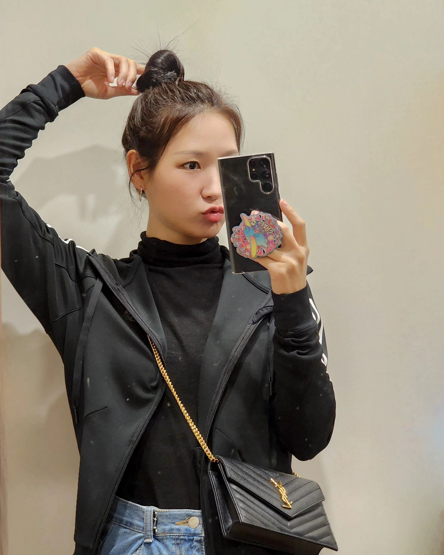 오늘도 적금샷!

똥머리 하면 두피가 너무 아픈데,
그래도 한번씩 하고싶더라구요. :)

주로.. 어려보이고 싶을때? 😂