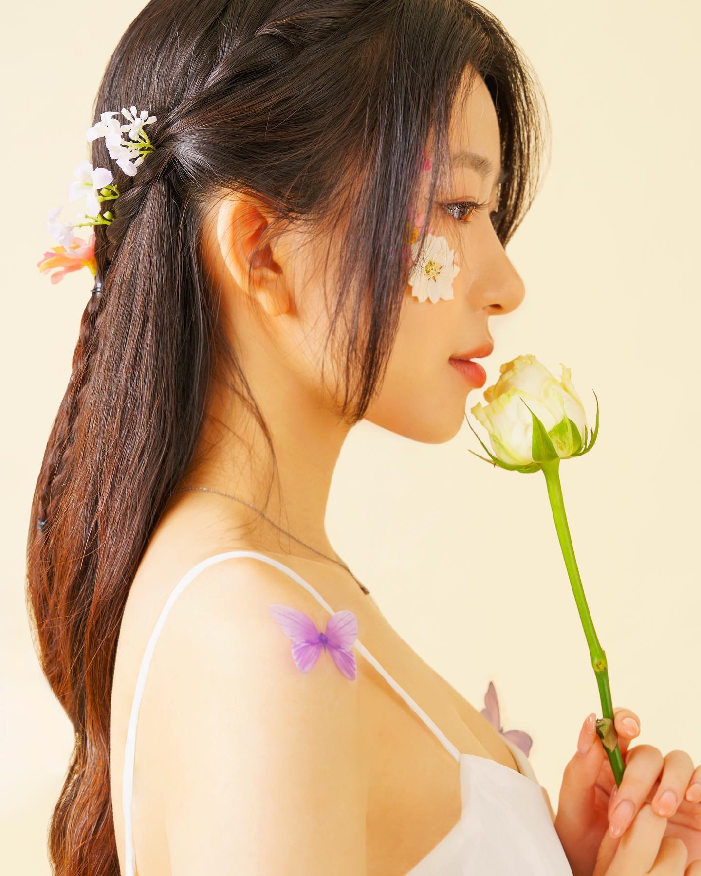 💐🦋🤍

Photograped by - image_hyeon 
Hair&makeup - moonlight_._._00
