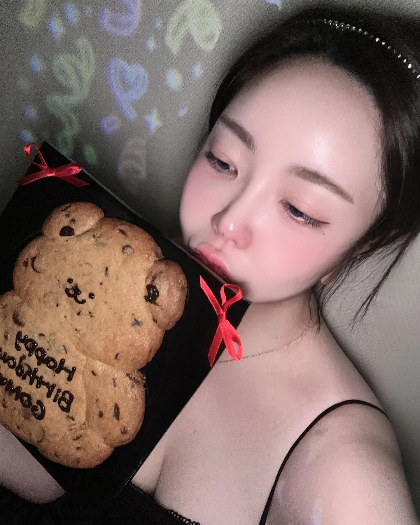 Happy 3!4!day☆彡 7/24 오늘은 곰탕 탄생일!!
(⚠︎︎ 내 생일 아님 주의 ⚠︎︎)

생일에 누구보다 관심없는 우리 곰탕을 위해서,
누구보다 내 마음대로 준비한 생일ㅎ.ㅎ
++내년에도 내 맘대로 할꺼임++

+생일, 케이크, 소고기, 외식 다 관심없는 사람..
(내가 안해주는거 아님…)

#HBD #생일축하해 #내사랑 #곰탕