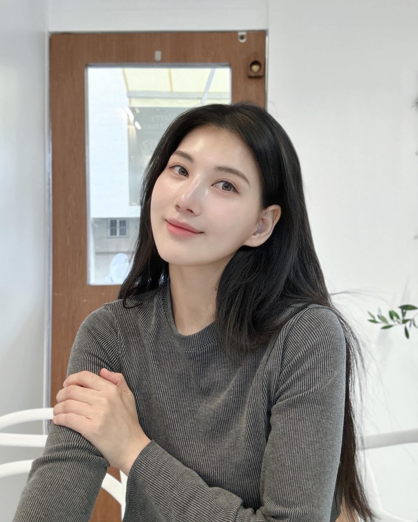 요즘 제가 고민이던 팔자주름까지 N팅으로 없애니까
자신감 뿜뿜~
끼얏!🎶

벌써#엔비유 엔팅 3차 관리(턱+팔자)를 마무리했는데요!
그동안 고민이었던 늘어지는 #턱라인 에
마무리로 #팔자주름 위에 그늘지던 지방을 제거했더니
24년 한살 더 먹었지만 다섯살은 어려보이지 뭐에요!?
덕분에 화장할 맛 난다는거!
⠀
💋컴플렉스로 스트레스 받고
이제 엔비유와 상담하고 고민 타파하세용!

#엔비유성형외과 #볼엔팅 #볼N팅 #팔자N팅 #브이라인 #얼굴지방분해주사 #팔자주름 #엔팅후기