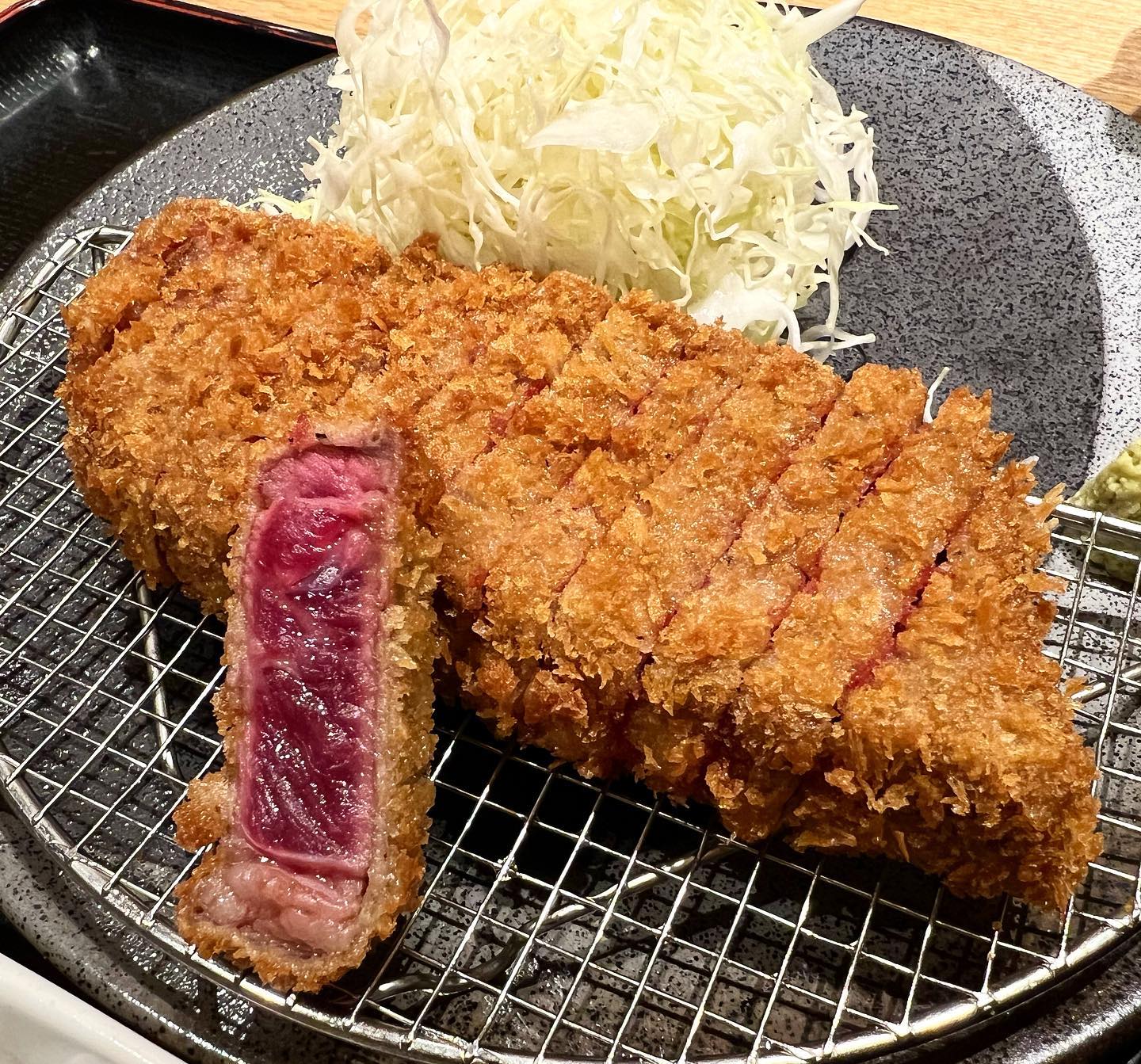 #교토가츠규 
일본가면 꼭 먹어야하는 음식중 하나인 규카츠! 교토에서 규카츠 맛집으로 소문난 교토가츠규에 갔다. 교토의 좁은 골목길에 위치한 곳으로, 조금 이른 저녁 6시쯤 방문했는데 앞에 1팀 있어서 금방 들어갔다. 남편은 채끝등심, 나는 살치살 M사이즈로 주문하고 기다렸다!

🍽️살치살 규카츠 정식
첫번째 사진이 살치살규카츠다! 겉은 바삭하지만 속은 빨개서 가운데 불판에 익혀 먹으면 된다. 살치살은 좀더 쫄깃하고, 기름기가 덜한 느낌이다. 다시간장, 카레소스, 갈은참마, 규카츠소스 중 기호에 따라 찍어 먹으면 된다! 나는 살치살규카츠가 더 맛있었다.

🍽️채끝등심 규카츠 정식
채끝등심은 길쭉해서 두번정도 나눠먹기 좋다. 기름기가 있어서 고소하고 덜 질긴 느낌이다! 소스에 찍어 먹거나 고추냉이 올려 먹으면 짱짱맛! 남편은 채끝등심이 더 맛있다했다.

두개를 같이 먹으니 맛의 차이를 느낄 수 있어서 좋았다. 불판에 구워먹는 재미도 있고, 소리와 냄새가 입맛을 돋게해준다😆 한우랑은 또다른 와규의 매력을 느낀 곳!

교토에 오면 규카츠 꼭 드셔보세요🫶🏻

#맛스타그램 #먹스타그램 #푸드스타그램 #맛집 #맛집추천
#부부스타그램 #럽스타그램 #데이트맛집
#규카츠 #규카츠맛집 #일본여행 #교토 #교토맛집 #교토여행 #kyoto #kyotofood #일본 #japanfood #japan #오사카여행 
#재미잇 #잼잇 #재미부부

#일상 #선팔 #맞팔 #jmt #food #daily