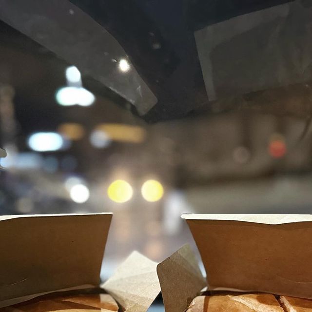 오늘도양대리 on Instagram: "동네 맛집🙈 로드샌드위치를 소개함다❤️ 샌드위치랑 커피 포장해서 새차하고 대기하는 동안 먹었다 바케트로 만들어져서 그런지 식감이 너무 좋았다 내용물도