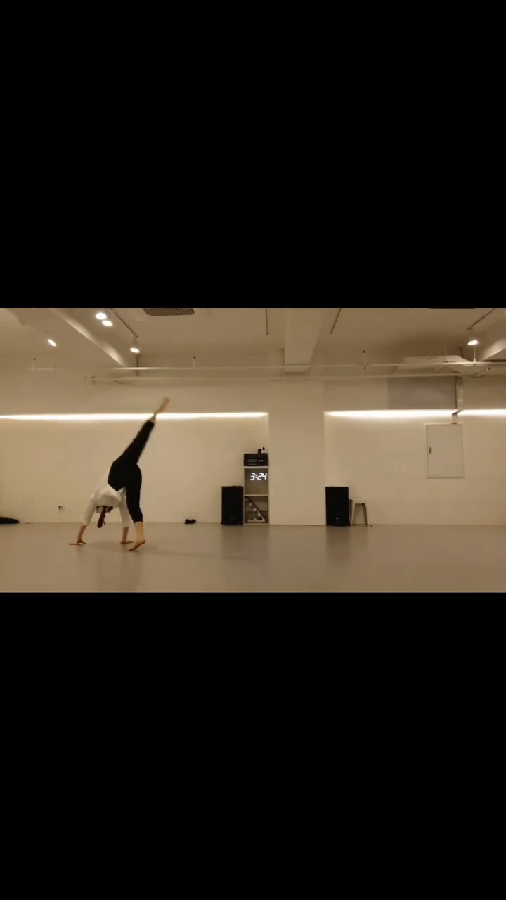 #jazztechnique#training#newjeans#ditto 

슈팅때만 되면 심장이 내 눈앞에 튀어나와 뛰고있는것처럼 긴장되어서 순서 생각하느라 플리에를 평소보다 더 안해서 항상 폭주하는 편이었는데 그래도 이번엔 평소보다 비교적 차분하게 해낸거같아 조금 뿌듯한 올해의 첫 테크닉 슈팅영상🥺..

하지만 야무지게 제대로 해낸 동작이 몇 없어서 뿌듯해해도 괜찮은지 모르겠지만 또 열심히 쌓아가다보면 괜찮아지는 순간이 오겠지!

이번 루틴도 너무 즐거웠어요 쌤🤸‍♀️💓
_

Music. Ditto - newjeans (newjeans_official )
Choreography. ssola_c 💘
Place. tunedancecompany