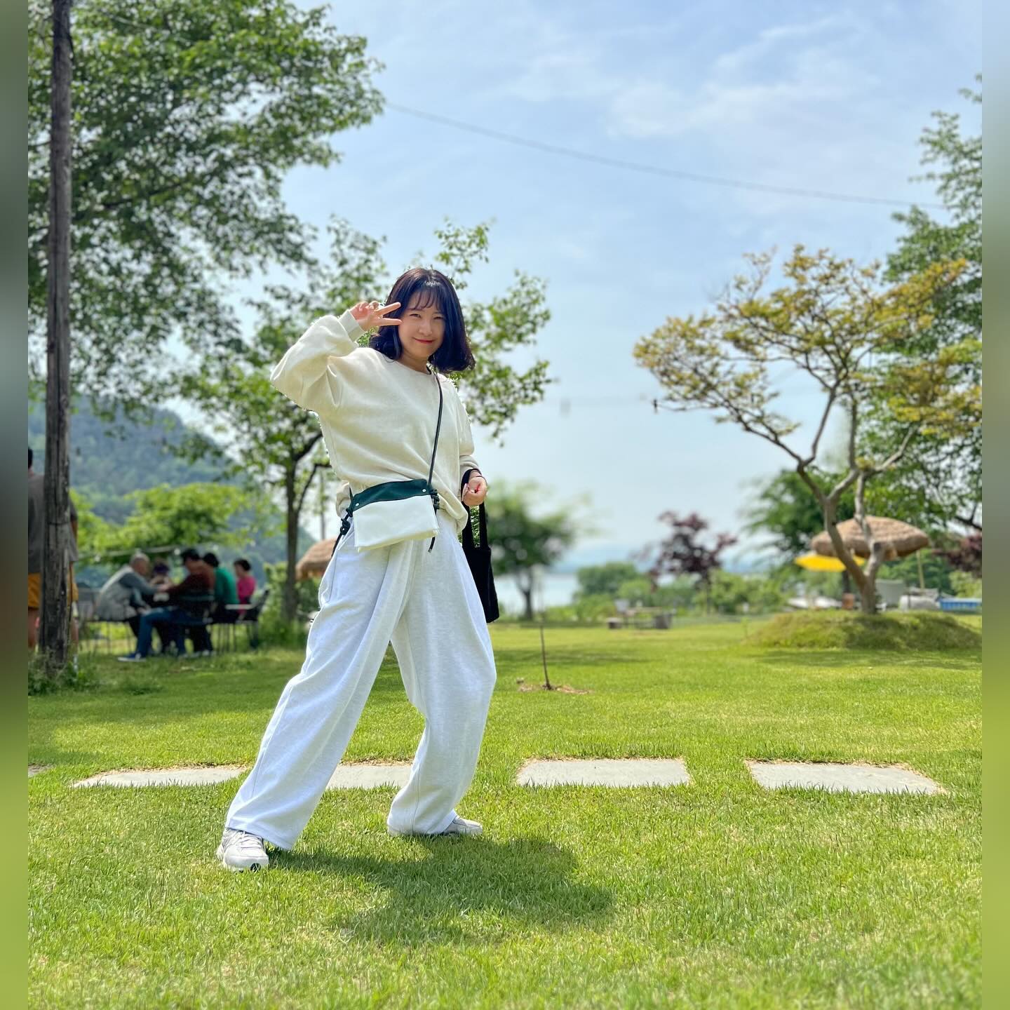 #협찬 #미니백 #미니백추천 #크로스백추천 #파우치백

자체제작된 더블 스퀘어 크로스백을 착용해봤어요♥️
신기한게 어느 코디에도 잘 어울리더라구요? ?🤩
크로스백 크기도 딱 적당하고 그린색깔과 아이보리색깔. . 말이 필요없는 궁합이죵☺️
비온디에라는 곳에서 자체제작되서 더욱더 품질이 좋아요
중국산 아닙니당 ㅎㅎ
끈을 마음대로 묶어서 끈조절이 자유로워서 더 괜찮은데용?😌👍🏻
지퍼도 튼튼했구요 가방 내부 수납공간이 넘나 잘되어 있어서 깜짝 놀랐어요🥹 딱 필요한 수납공간만 있어서 물건이 흐트러지지않고 잘 정리정돈 되게끔 보관돼용! 

이번에 정말 만족스러운 크로스백 겟했습니다
유니크하고 트렌디한 #캐주얼크로스백 만족 100프로⭐️⭐️⭐️⭐️⭐️

 #에코크로스백 #가방추천 #스퀘어백 #여자가방 #캔버스가방 #캔버스크로스백 #크로스백 #비온디에