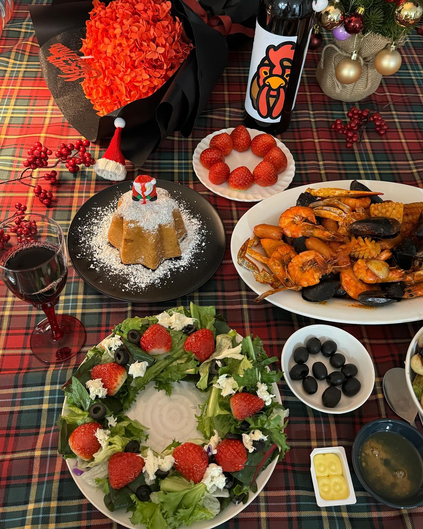 Merry christmas🎄
3년째 홈파티🎂
고기는 역시 #쉐프의정육점 
작년엔 둘이서 30만원치 샀는데 올해는 20마넌.. 
양 많이 줄었다^,^
코카콜라팝업에서 구매한 와인 개시🍷
이브랑 당일에 눈내려서 집 테라스에 혼자 미니 눈사람도 만들고, 화이트크리스마스라니 낭만이다, 
다들 행복하고 사랑하는 사람과 따뜻한 연말 되세요 🎄🤍